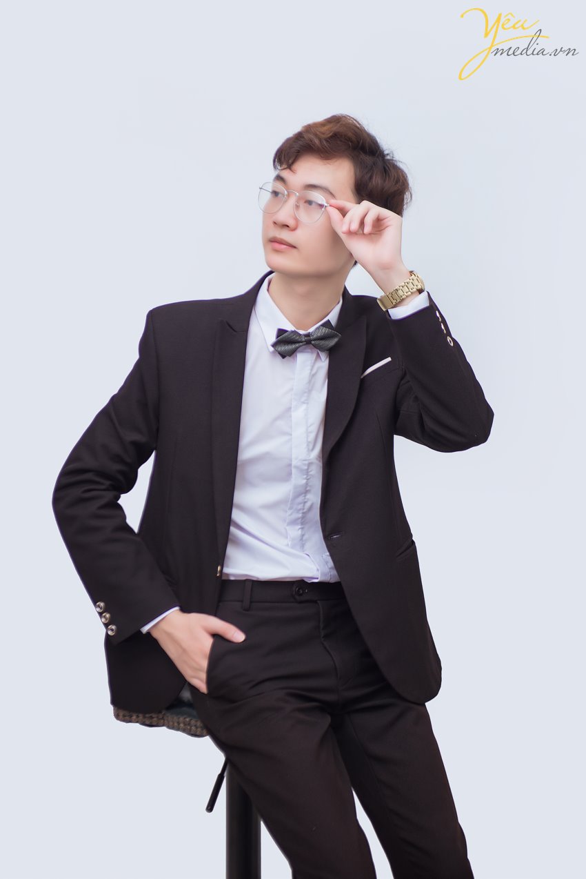 Ngày nay, công việc phải giao lưu gặp gỡ các đối tác và xuất hiện trên các trang ấn phẩm báo chí truyền thông của các doanh nhân thường rất nhiều. Chính vì các nhà doanh nhân cần có một bộ ảnh chân dung dành riêng cho mình để thể hiện sự chuyên nghiệp, tinh tế và sang trọng nhất cho chính bản thân mình.   Nắm bắt được nhu cầu ấy, tại Yêu Media chúng tôi cung cấp Dịch vụ chụp ảnh chân dung doanh nhân dành cho các doanh nhân thành đạt muốn có được bộ ảnh tinh tế, sang trọng.  Xin mời khách hàng tham khảo 1 bộ ảnh chân dung mà chúng tôi đã thực hiện cho Mr. Thắng tại Hà Nội.