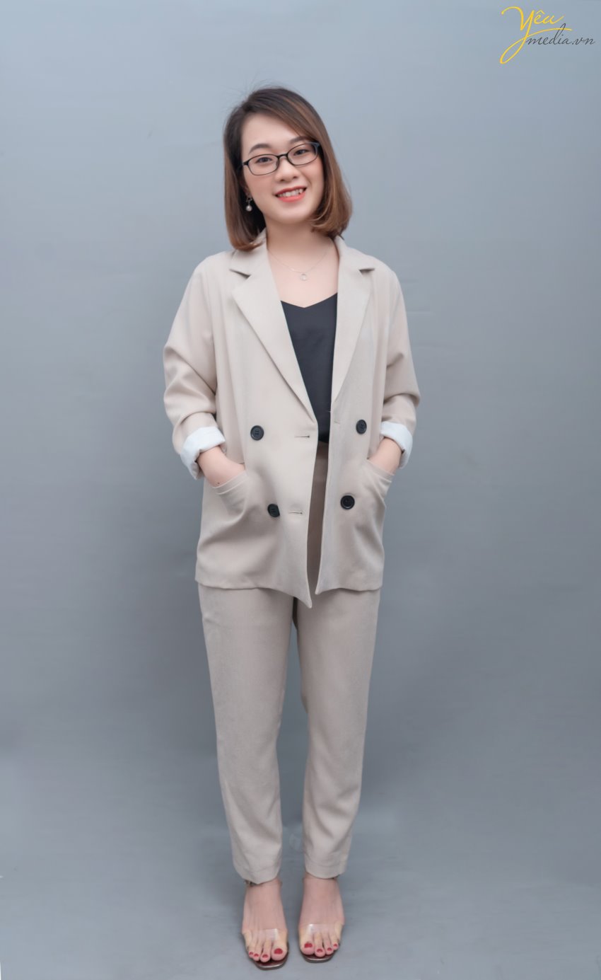 Yêu Media có vinh hạnh chụp ảnh cho nhân sự của Công ty truyền thông DealStreetAsia trong studio của mình tại Hà Nội.