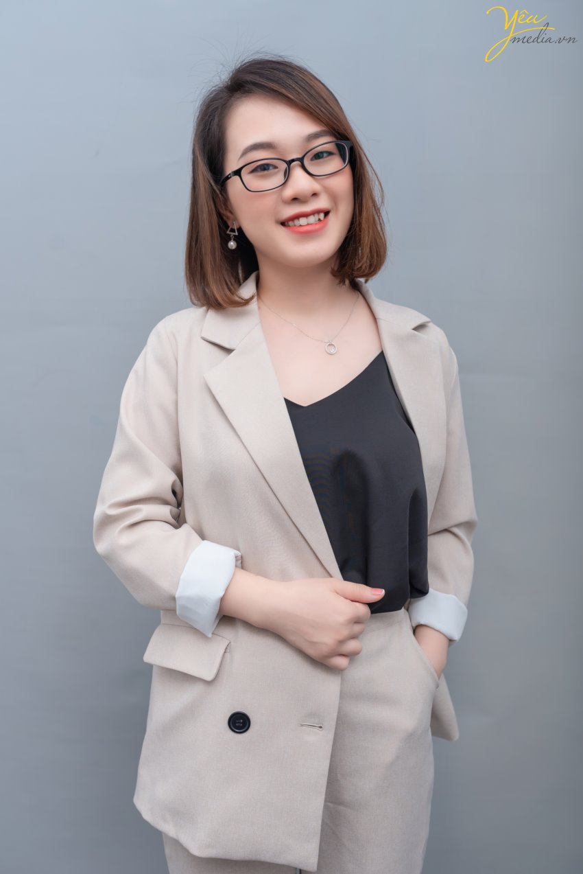 Yêu Media có vinh hạnh chụp ảnh cho nhân sự của Công ty truyền thông DealStreetAsia trong studio của mình tại Hà Nội.