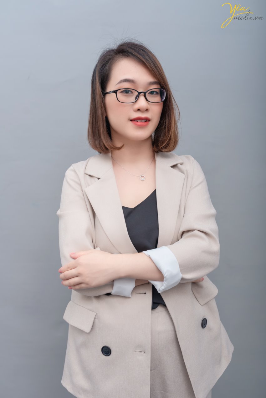 Yêu Media có vinh hạnh chụp ảnh cho nhân sự của Công ty truyền thông DealStreetAsia trong studio của mình tại Hà Nội.