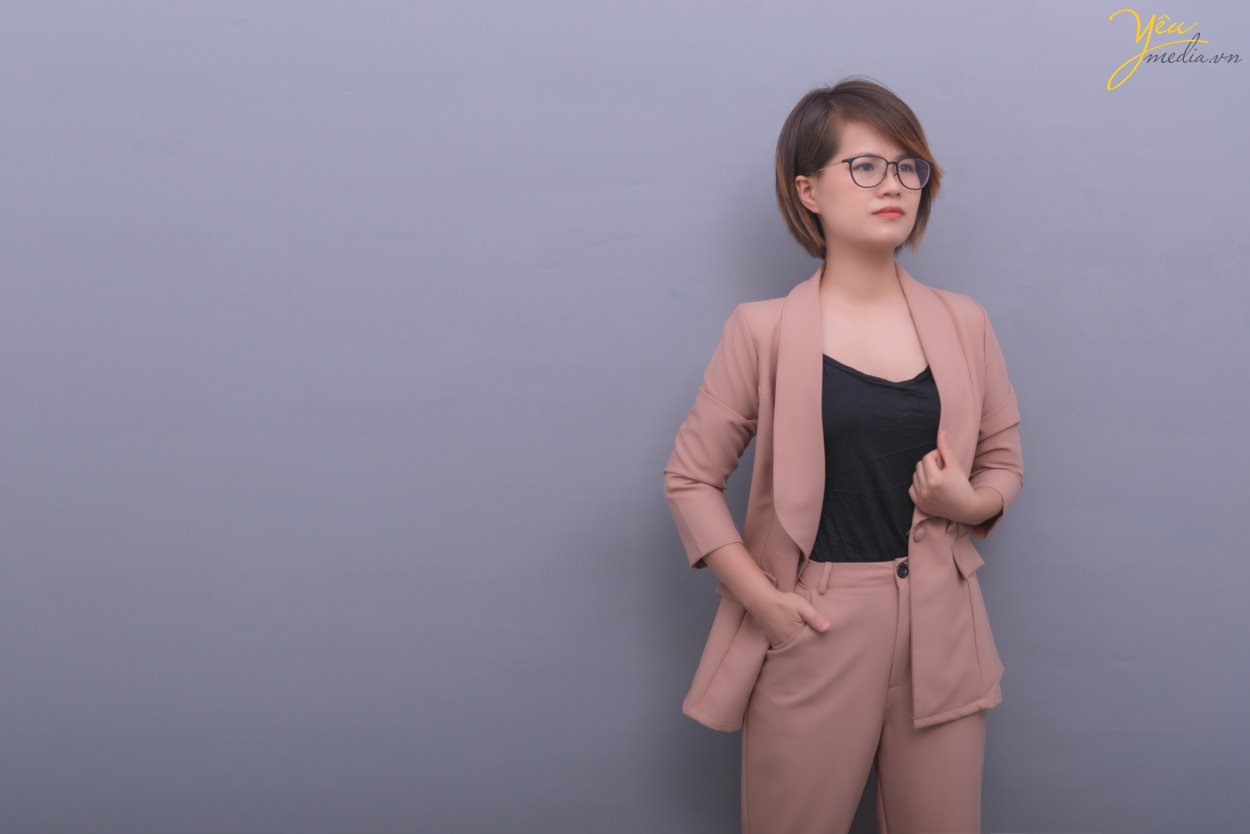 Với thế mạnh chụp ảnh chân dung theo phong cách tự nhiên, nhẹ nhàng, Yêu Media studio luôn biết cách tạo ra bầu không khí thoải mái và vui vẻ, giúp quý khách dễ dàng có được sự tự nhiên trước ống kính.