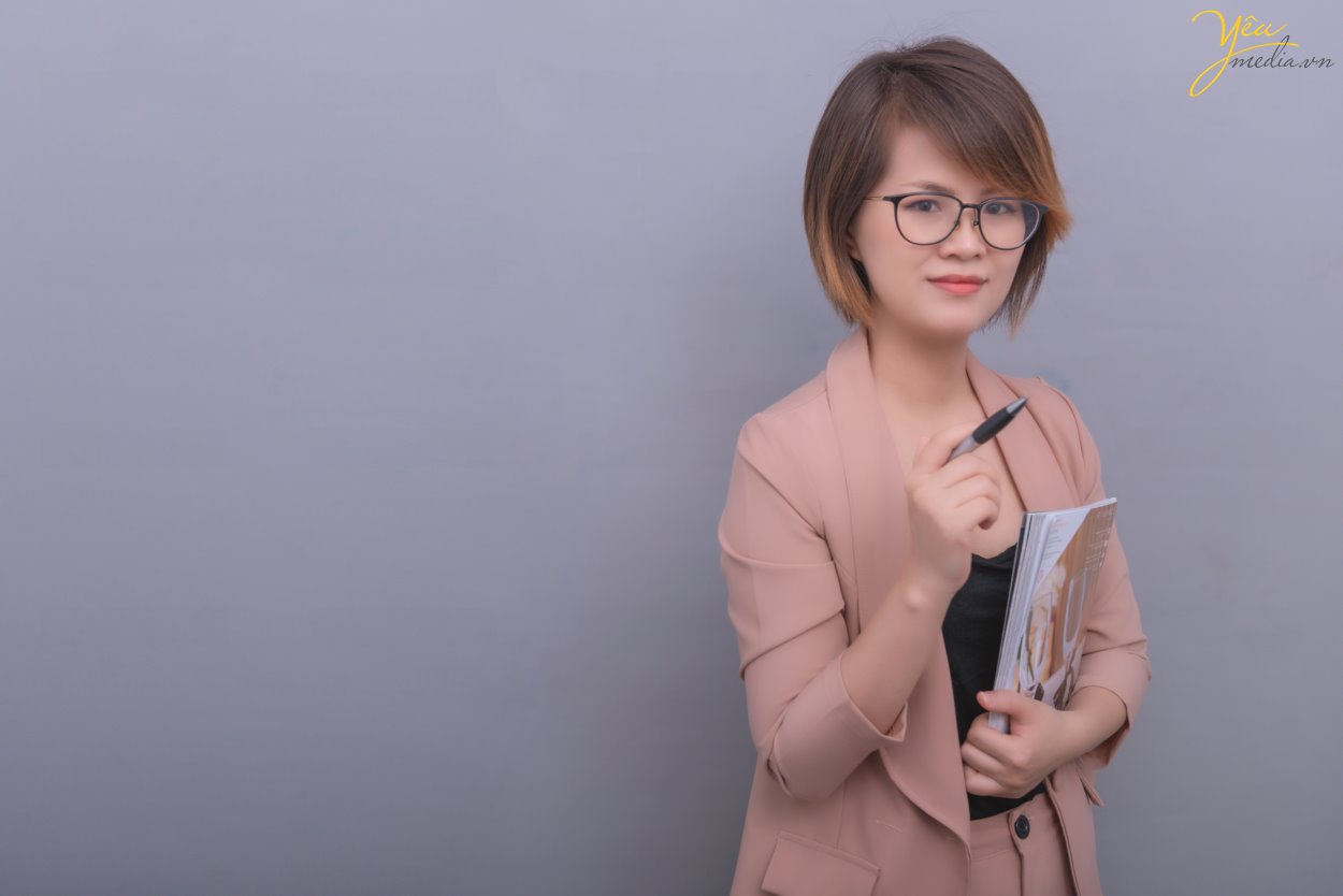 Với thế mạnh chụp ảnh chân dung theo phong cách tự nhiên, nhẹ nhàng, Yêu Media studio luôn biết cách tạo ra bầu không khí thoải mái và vui vẻ, giúp quý khách dễ dàng có được sự tự nhiên trước ống kính.