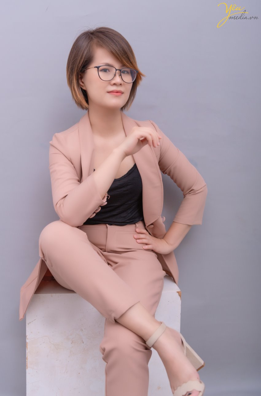 Với thế mạnh chụp ảnh chân dung theo phong cách tự nhiên, nhẹ nhàng, Yêu Media studio luôn biết cách tạo ra bầu không khí thoải mái và vui vẻ, giúp quý khách dễ dàng có được sự tự nhiên trước ống kính.