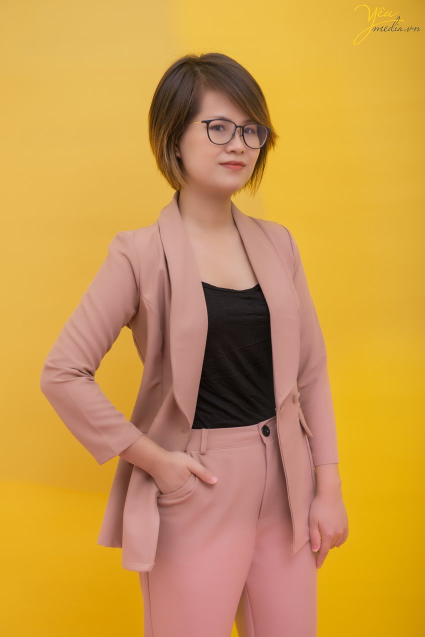 Với thế mạnh chụp ảnh chân dung theo phong cách tự nhiên, nhẹ nhàng, Yêu Media studio luôn biết cách tạo ra bầu không khí thoải mái và vui vẻ, giúp quý khách dễ dàng có được sự tự nhiên trước ống kính.