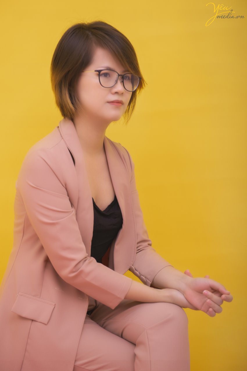Với thế mạnh chụp ảnh chân dung theo phong cách tự nhiên, nhẹ nhàng, Yêu Media studio luôn biết cách tạo ra bầu không khí thoải mái và vui vẻ, giúp quý khách dễ dàng có được sự tự nhiên trước ống kính.