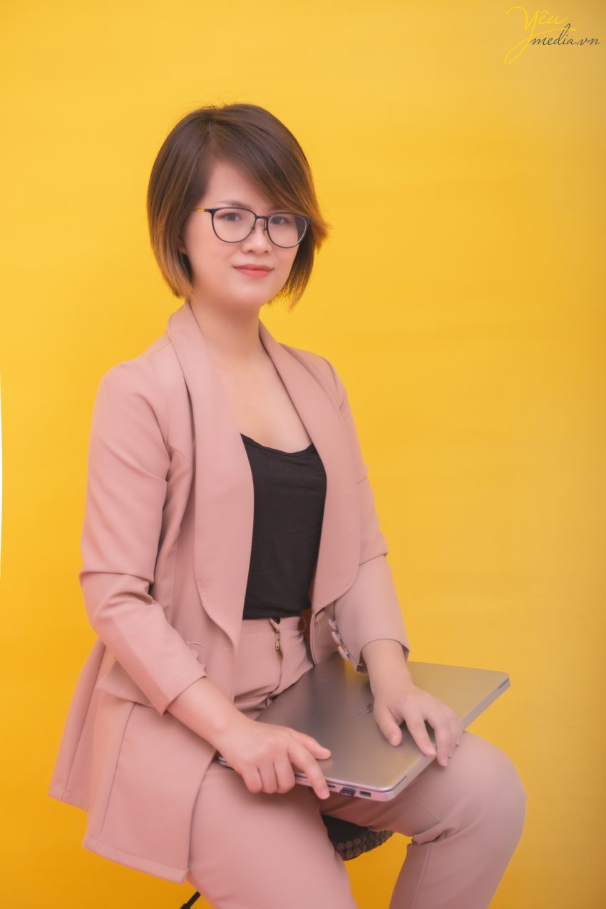 Với thế mạnh chụp ảnh chân dung theo phong cách tự nhiên, nhẹ nhàng, Yêu Media studio luôn biết cách tạo ra bầu không khí thoải mái và vui vẻ, giúp quý khách dễ dàng có được sự tự nhiên trước ống kính.