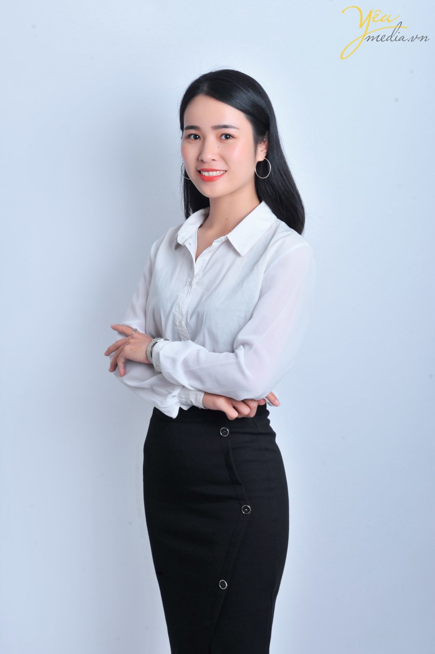 Để tạo ra sự nổi bật trong CV (hồ sơ xin việc) của mình, bạn Thương - sinh viên đại học Mở (Hà Nội) đã tìm đến Yêu Media studio để đầu tư vào 1 bộ hình ảnh đơn giản mà rất lịch sự và chuyên nghiệp cho cá nhân mình.