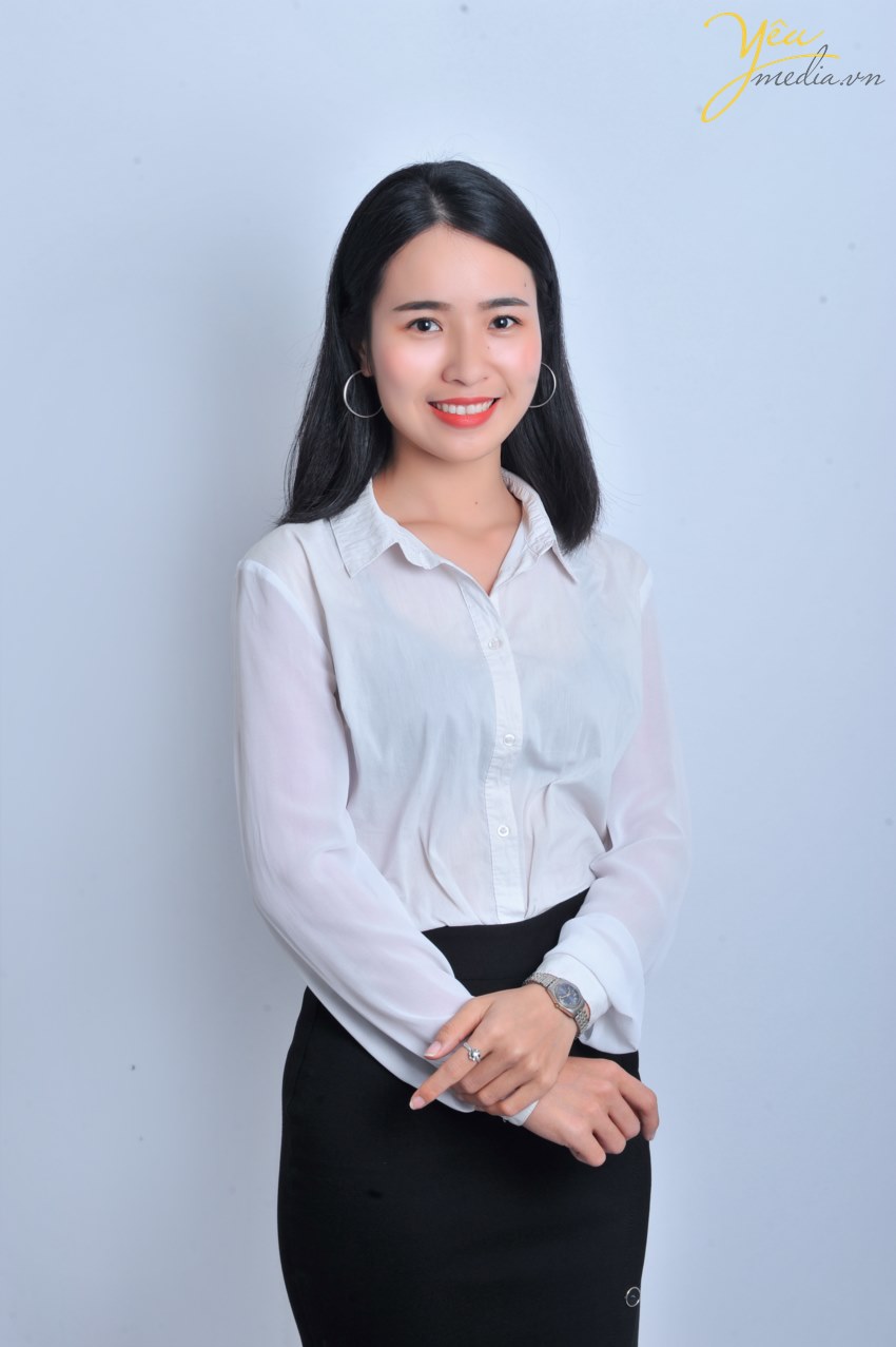Để tạo ra sự nổi bật trong CV (hồ sơ xin việc) của mình, bạn Thương - sinh viên đại học Mở (Hà Nội) đã tìm đến Yêu Media studio để đầu tư vào 1 bộ hình ảnh đơn giản mà rất lịch sự và chuyên nghiệp cho cá nhân mình.