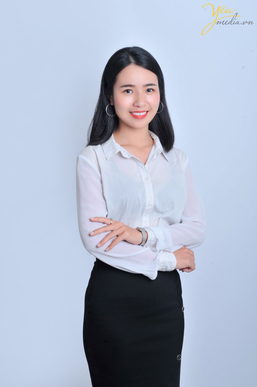 Để tạo ra sự nổi bật trong CV (hồ sơ xin việc) của mình, bạn Thương - sinh viên đại học Mở (Hà Nội) đã tìm đến Yêu Media studio để đầu tư vào 1 bộ hình ảnh đơn giản mà rất lịch sự và chuyên nghiệp cho cá nhân mình.