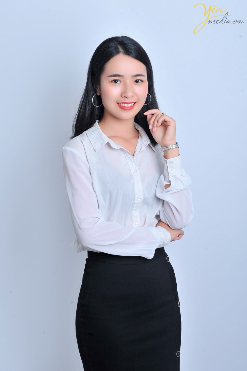 Để tạo ra sự nổi bật trong CV (hồ sơ xin việc) của mình, bạn Thương - sinh viên đại học Mở (Hà Nội) đã tìm đến Yêu Media studio để đầu tư vào 1 bộ hình ảnh đơn giản mà rất lịch sự và chuyên nghiệp cho cá nhân mình.