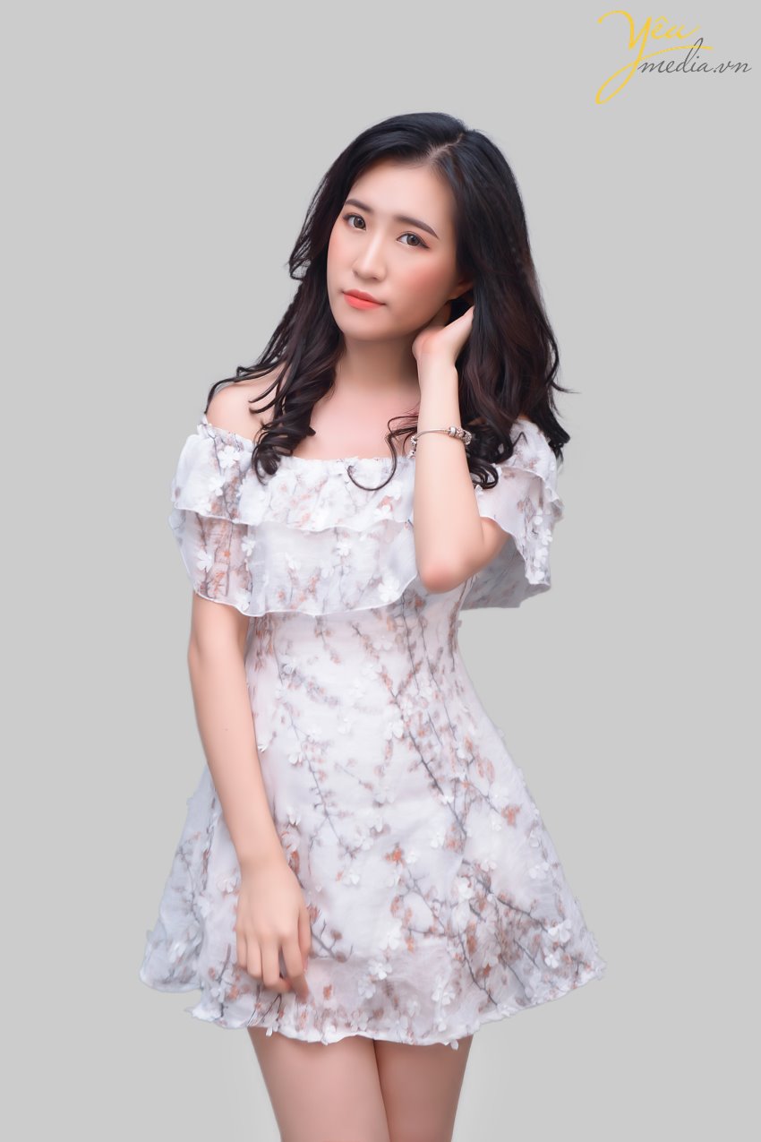 ĐỊA ĐIỂM PHÙ HỢP CHỤP ẢNH NGHỆ THUẬT CHO NỮ Tại studio : Studio luôn là lựa chọn quen thuộc mà các bạn nữ lựa chọn bởi sự tiết kiệm chi phí cũng như thời gian di chuyển, thực hiện. Để đáp ứng nhu cầu đó, Yeumedia.vn có sẵn studio cho các bạn. Chúng tôi chuẩn bị đầy không gian, thiết bị, đạo cụ … Nếu quý khách hàng có nhu cầu make-up hoặc vẫn còn bối rối trước máy ảnh, ekip stylist của chúng tôi sẽ giúp bạn từ a tới z. Tại phim trường : Tại Yêu Media chúng tôi sẽ tư vấn cho quý khách hàng địa điểm phim trường phù hợp. Hoặc chúng tôi cũng có thể thiết kế bối cảnh phim trường theo yêu cầu của quý khách nếu các bạn muốn một sản phẩm đẹp – độc – lạ. Tại địa điểm ngoại cảnh : Có rất nhiều địa điểm mà các bạn có thể lựa chọn như : vườn hoa,công viên, bãi đá Sông Hồng, Văn Miếu … Chụp ngoại cảnh sẽ giúp các bạn có những bức ảnh với màu sắc ánh sáng tự nhiên chân thực và tận dụng được vẻ đẹp của thiên nhiên.