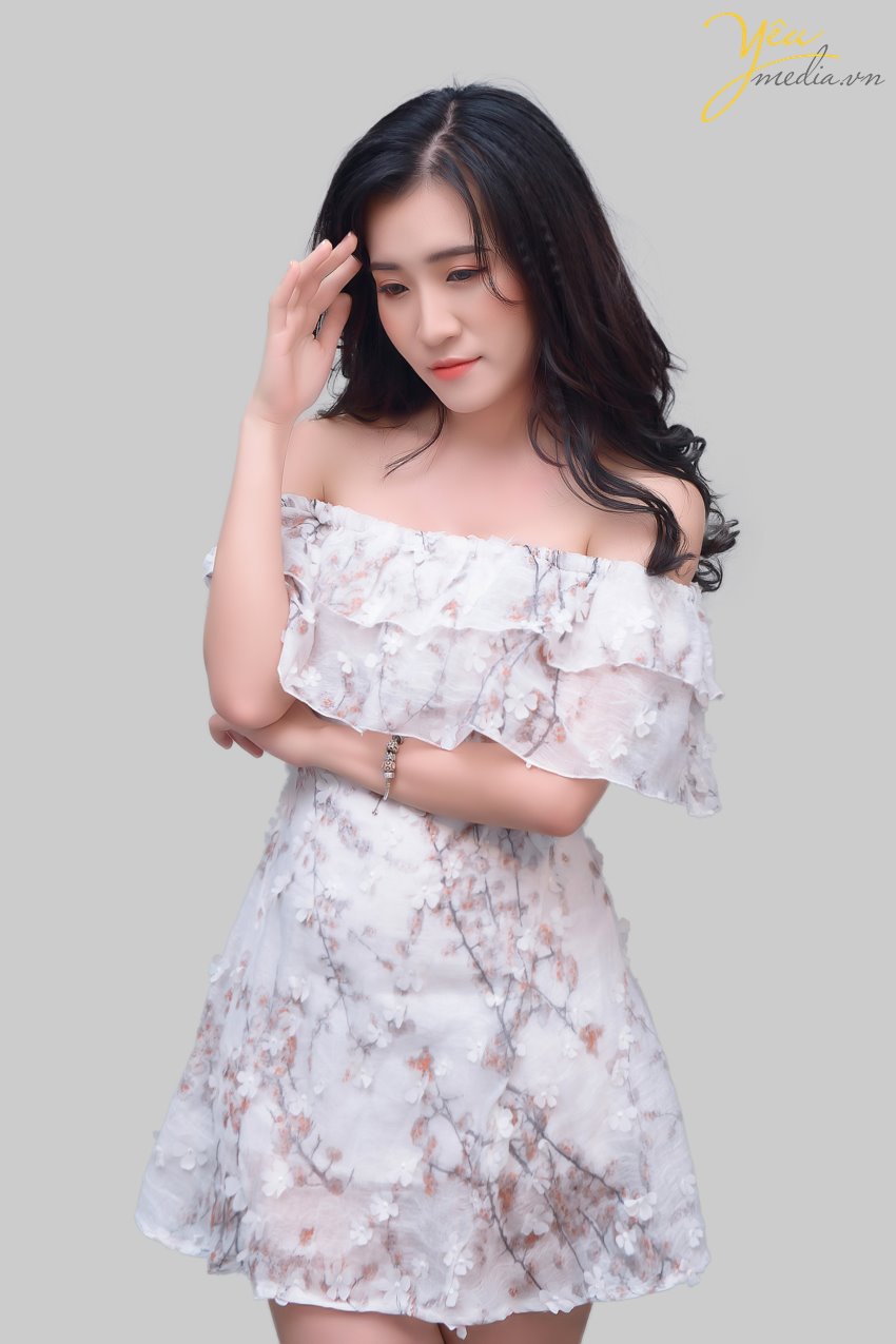 ĐỊA ĐIỂM PHÙ HỢP CHỤP ẢNH NGHỆ THUẬT CHO NỮ Tại studio : Studio luôn là lựa chọn quen thuộc mà các bạn nữ lựa chọn bởi sự tiết kiệm chi phí cũng như thời gian di chuyển, thực hiện. Để đáp ứng nhu cầu đó, Yeumedia.vn có sẵn studio cho các bạn. Chúng tôi chuẩn bị đầy không gian, thiết bị, đạo cụ … Nếu quý khách hàng có nhu cầu make-up hoặc vẫn còn bối rối trước máy ảnh, ekip stylist của chúng tôi sẽ giúp bạn từ a tới z. Tại phim trường : Tại Yêu Media chúng tôi sẽ tư vấn cho quý khách hàng địa điểm phim trường phù hợp. Hoặc chúng tôi cũng có thể thiết kế bối cảnh phim trường theo yêu cầu của quý khách nếu các bạn muốn một sản phẩm đẹp – độc – lạ. Tại địa điểm ngoại cảnh : Có rất nhiều địa điểm mà các bạn có thể lựa chọn như : vườn hoa,công viên, bãi đá Sông Hồng, Văn Miếu … Chụp ngoại cảnh sẽ giúp các bạn có những bức ảnh với màu sắc ánh sáng tự nhiên chân thực và tận dụng được vẻ đẹp của thiên nhiên.