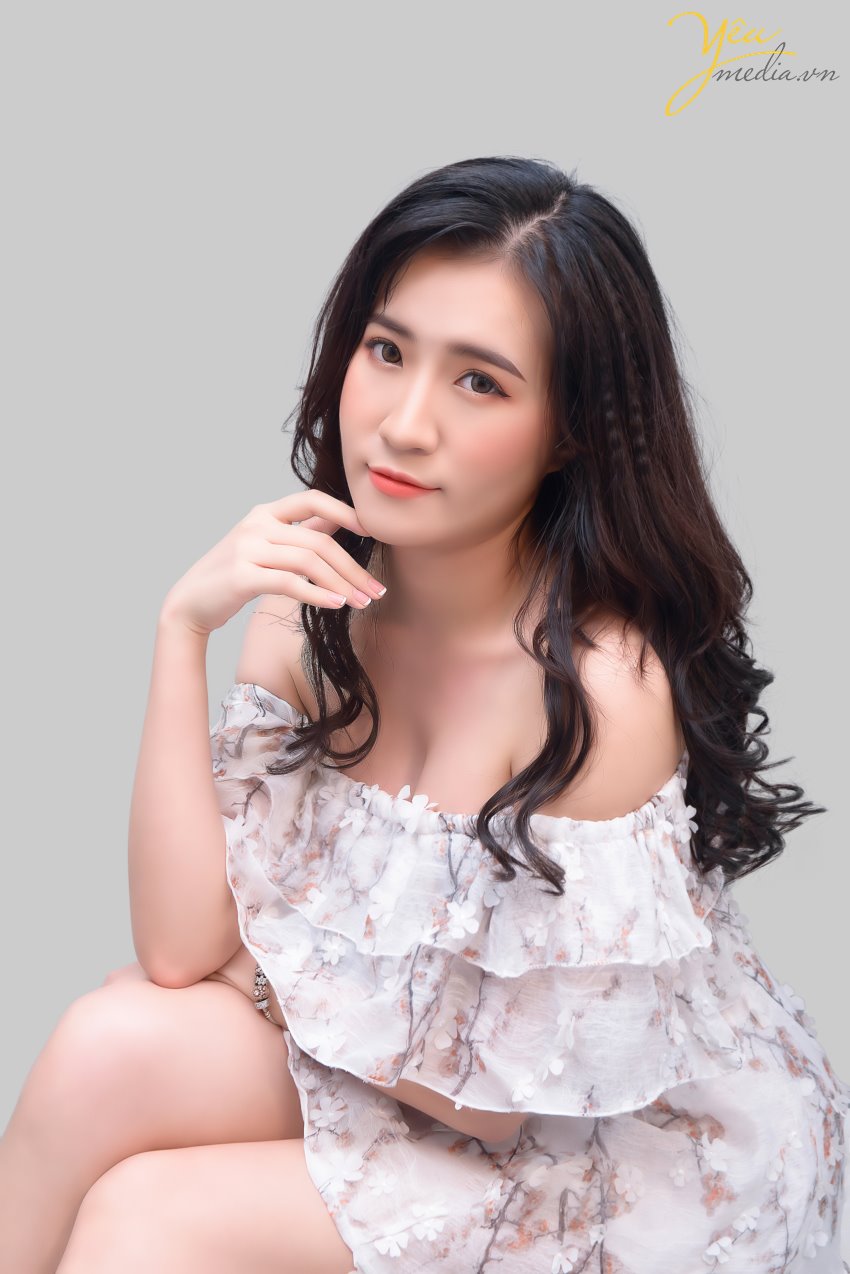ĐỊA ĐIỂM PHÙ HỢP CHỤP ẢNH NGHỆ THUẬT CHO NỮ Tại studio : Studio luôn là lựa chọn quen thuộc mà các bạn nữ lựa chọn bởi sự tiết kiệm chi phí cũng như thời gian di chuyển, thực hiện. Để đáp ứng nhu cầu đó, Yeumedia.vn có sẵn studio cho các bạn. Chúng tôi chuẩn bị đầy không gian, thiết bị, đạo cụ … Nếu quý khách hàng có nhu cầu make-up hoặc vẫn còn bối rối trước máy ảnh, ekip stylist của chúng tôi sẽ giúp bạn từ a tới z. Tại phim trường : Tại Yêu Media chúng tôi sẽ tư vấn cho quý khách hàng địa điểm phim trường phù hợp. Hoặc chúng tôi cũng có thể thiết kế bối cảnh phim trường theo yêu cầu của quý khách nếu các bạn muốn một sản phẩm đẹp – độc – lạ. Tại địa điểm ngoại cảnh : Có rất nhiều địa điểm mà các bạn có thể lựa chọn như : vườn hoa,công viên, bãi đá Sông Hồng, Văn Miếu … Chụp ngoại cảnh sẽ giúp các bạn có những bức ảnh với màu sắc ánh sáng tự nhiên chân thực và tận dụng được vẻ đẹp của thiên nhiên.