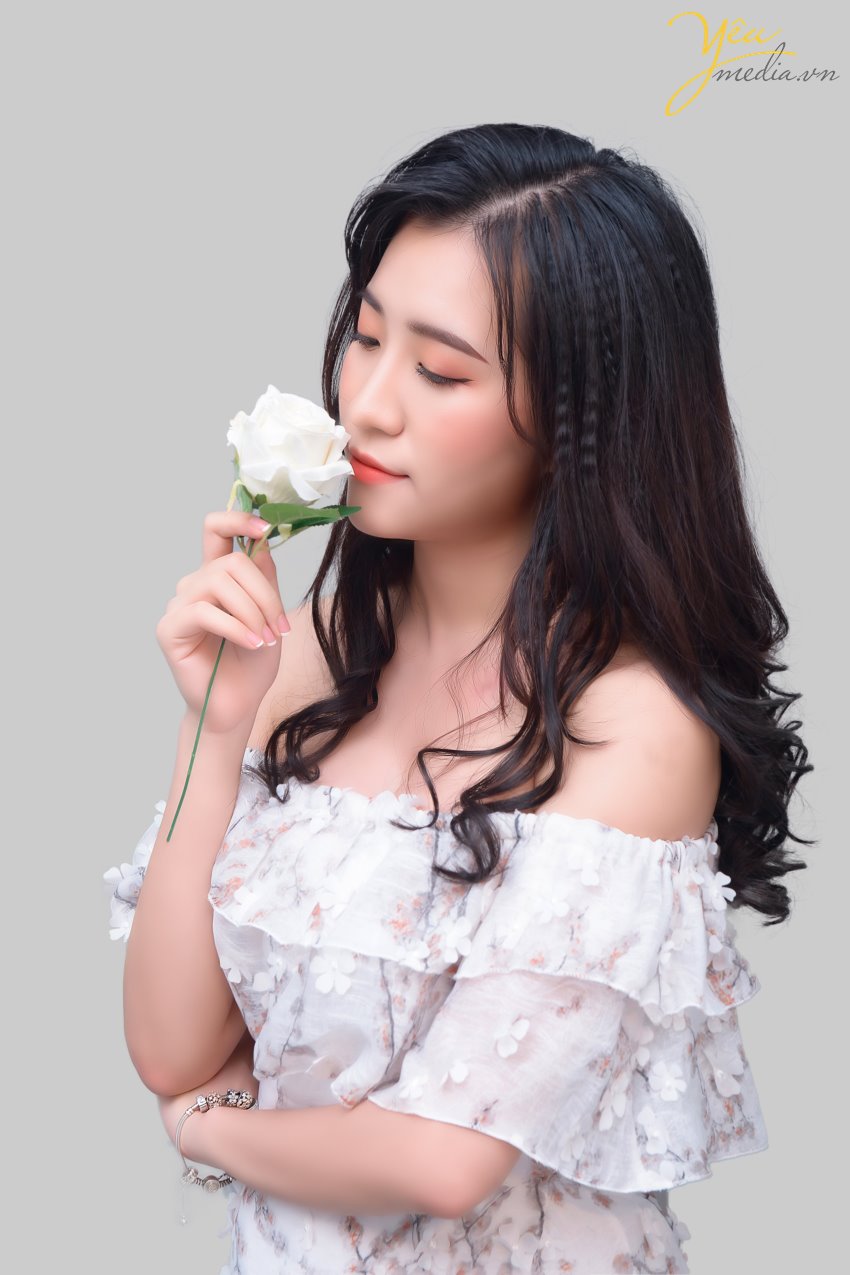 ĐỊA ĐIỂM PHÙ HỢP CHỤP ẢNH NGHỆ THUẬT CHO NỮ Tại studio : Studio luôn là lựa chọn quen thuộc mà các bạn nữ lựa chọn bởi sự tiết kiệm chi phí cũng như thời gian di chuyển, thực hiện. Để đáp ứng nhu cầu đó, Yeumedia.vn có sẵn studio cho các bạn. Chúng tôi chuẩn bị đầy không gian, thiết bị, đạo cụ … Nếu quý khách hàng có nhu cầu make-up hoặc vẫn còn bối rối trước máy ảnh, ekip stylist của chúng tôi sẽ giúp bạn từ a tới z. Tại phim trường : Tại Yêu Media chúng tôi sẽ tư vấn cho quý khách hàng địa điểm phim trường phù hợp. Hoặc chúng tôi cũng có thể thiết kế bối cảnh phim trường theo yêu cầu của quý khách nếu các bạn muốn một sản phẩm đẹp – độc – lạ. Tại địa điểm ngoại cảnh : Có rất nhiều địa điểm mà các bạn có thể lựa chọn như : vườn hoa,công viên, bãi đá Sông Hồng, Văn Miếu … Chụp ngoại cảnh sẽ giúp các bạn có những bức ảnh với màu sắc ánh sáng tự nhiên chân thực và tận dụng được vẻ đẹp của thiên nhiên.