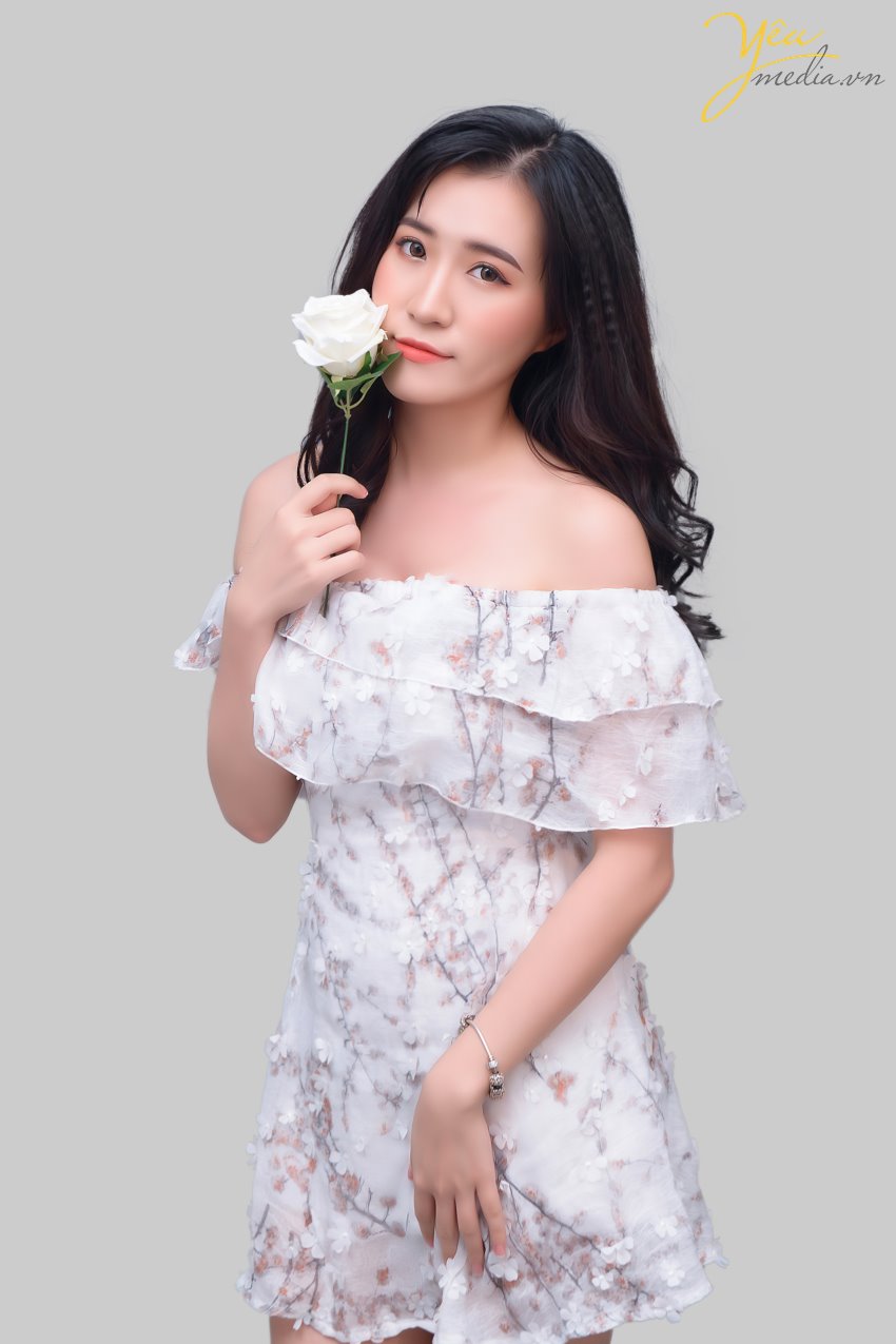 ĐỊA ĐIỂM PHÙ HỢP CHỤP ẢNH NGHỆ THUẬT CHO NỮ Tại studio : Studio luôn là lựa chọn quen thuộc mà các bạn nữ lựa chọn bởi sự tiết kiệm chi phí cũng như thời gian di chuyển, thực hiện. Để đáp ứng nhu cầu đó, Yeumedia.vn có sẵn studio cho các bạn. Chúng tôi chuẩn bị đầy không gian, thiết bị, đạo cụ … Nếu quý khách hàng có nhu cầu make-up hoặc vẫn còn bối rối trước máy ảnh, ekip stylist của chúng tôi sẽ giúp bạn từ a tới z. Tại phim trường : Tại Yêu Media chúng tôi sẽ tư vấn cho quý khách hàng địa điểm phim trường phù hợp. Hoặc chúng tôi cũng có thể thiết kế bối cảnh phim trường theo yêu cầu của quý khách nếu các bạn muốn một sản phẩm đẹp – độc – lạ. Tại địa điểm ngoại cảnh : Có rất nhiều địa điểm mà các bạn có thể lựa chọn như : vườn hoa,công viên, bãi đá Sông Hồng, Văn Miếu … Chụp ngoại cảnh sẽ giúp các bạn có những bức ảnh với màu sắc ánh sáng tự nhiên chân thực và tận dụng được vẻ đẹp của thiên nhiên.