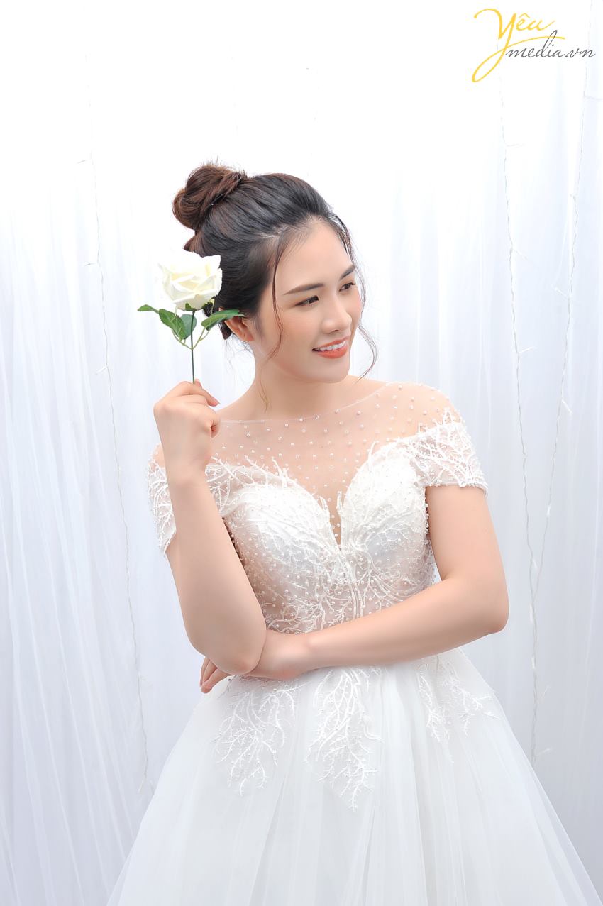 Không phải là một người mẫu chuyên nghiệp, song những nữ doanh nhân luôn có một thần thái rất riêng, do đó họ vẫn thường được các nhiếp ảnh gia chọn làm nàng thơ. Chính vì thế mà việc chọn lựa trang phục chụp ảnh nữ doanh nhân là điều hết sức quan trọng, đặc biệt khi họ nhận được khá nhiều những lời mời chụp ảnh từ hàng loạt các tạp chí danh tiếng để phỏng vấn.  Bạn đang là doanh nhân hay có hướng đi để trở thành doanh nhân thực thụ? Chắc chắn việc xây dựng hình ảnh cho chính mình rất quan trọng!  Hãy lên kế hoạch cho Thương Hiệu của chính mình. Và bước đầu tiên rất quan trọng cho điều đó: Yêu Media sẽ mang đến cho các bạn 1 cái nhìn mới mẻ và sang trọng cho cá nhân bạn trên website, hay các mạng xã hội - thông qua việc chụp hình phong cách đẳng cấp của nư doanh nhân.