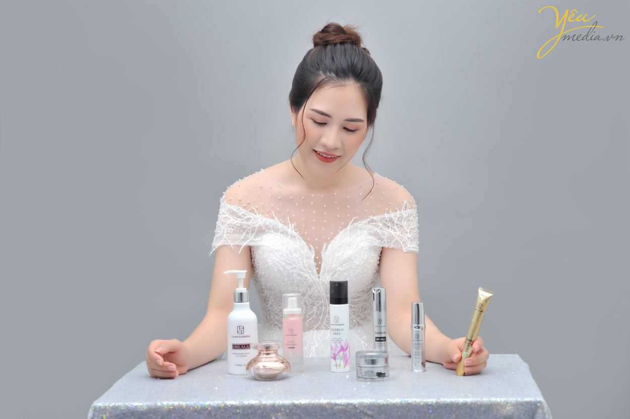 Không phải là một người mẫu chuyên nghiệp, song những nữ doanh nhân luôn có một thần thái rất riêng, do đó họ vẫn thường được các nhiếp ảnh gia chọn làm nàng thơ. Chính vì thế mà việc chọn lựa trang phục chụp ảnh nữ doanh nhân là điều hết sức quan trọng, đặc biệt khi họ nhận được khá nhiều những lời mời chụp ảnh từ hàng loạt các tạp chí danh tiếng để phỏng vấn.  Bạn đang là doanh nhân hay có hướng đi để trở thành doanh nhân thực thụ? Chắc chắn việc xây dựng hình ảnh cho chính mình rất quan trọng!  Hãy lên kế hoạch cho Thương Hiệu của chính mình. Và bước đầu tiên rất quan trọng cho điều đó: Yêu Media sẽ mang đến cho các bạn 1 cái nhìn mới mẻ và sang trọng cho cá nhân bạn trên website, hay các mạng xã hội - thông qua việc chụp hình phong cách đẳng cấp của nư doanh nhân.