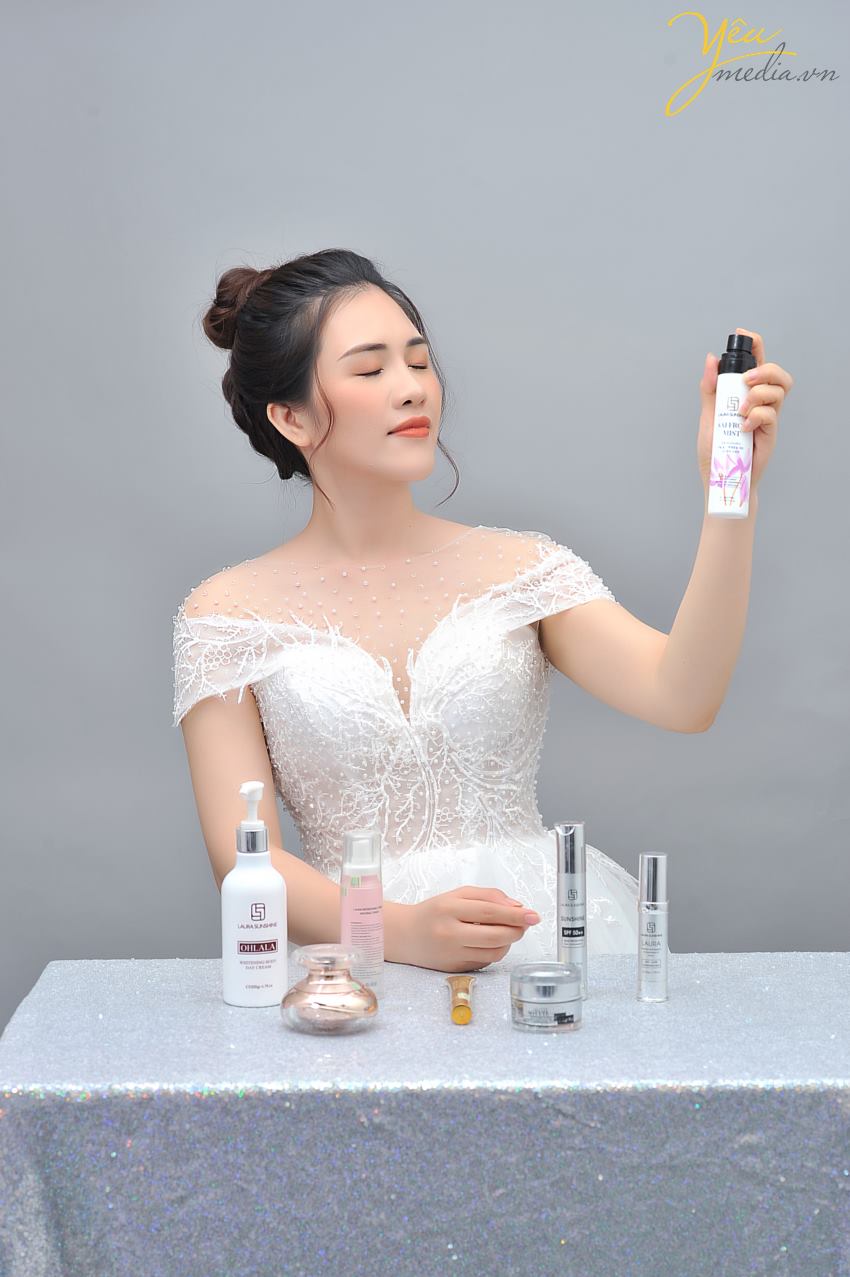 Không phải là một người mẫu chuyên nghiệp, song những nữ doanh nhân luôn có một thần thái rất riêng, do đó họ vẫn thường được các nhiếp ảnh gia chọn làm nàng thơ. Chính vì thế mà việc chọn lựa trang phục chụp ảnh nữ doanh nhân là điều hết sức quan trọng, đặc biệt khi họ nhận được khá nhiều những lời mời chụp ảnh từ hàng loạt các tạp chí danh tiếng để phỏng vấn.  Bạn đang là doanh nhân hay có hướng đi để trở thành doanh nhân thực thụ? Chắc chắn việc xây dựng hình ảnh cho chính mình rất quan trọng!  Hãy lên kế hoạch cho Thương Hiệu của chính mình. Và bước đầu tiên rất quan trọng cho điều đó: Yêu Media sẽ mang đến cho các bạn 1 cái nhìn mới mẻ và sang trọng cho cá nhân bạn trên website, hay các mạng xã hội - thông qua việc chụp hình phong cách đẳng cấp của nư doanh nhân.