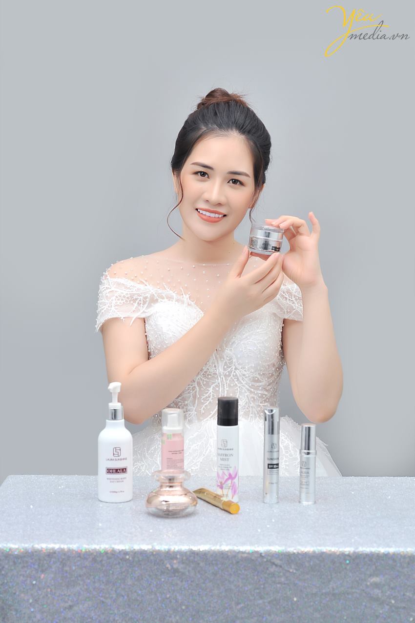 Không phải là một người mẫu chuyên nghiệp, song những nữ doanh nhân luôn có một thần thái rất riêng, do đó họ vẫn thường được các nhiếp ảnh gia chọn làm nàng thơ. Chính vì thế mà việc chọn lựa trang phục chụp ảnh nữ doanh nhân là điều hết sức quan trọng, đặc biệt khi họ nhận được khá nhiều những lời mời chụp ảnh từ hàng loạt các tạp chí danh tiếng để phỏng vấn.  Bạn đang là doanh nhân hay có hướng đi để trở thành doanh nhân thực thụ? Chắc chắn việc xây dựng hình ảnh cho chính mình rất quan trọng!  Hãy lên kế hoạch cho Thương Hiệu của chính mình. Và bước đầu tiên rất quan trọng cho điều đó: Yêu Media sẽ mang đến cho các bạn 1 cái nhìn mới mẻ và sang trọng cho cá nhân bạn trên website, hay các mạng xã hội - thông qua việc chụp hình phong cách đẳng cấp của nư doanh nhân.