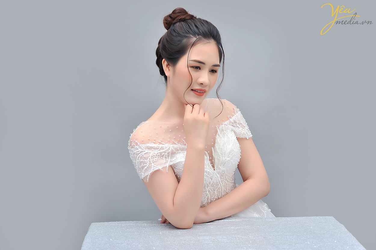 Không phải là một người mẫu chuyên nghiệp, song những nữ doanh nhân luôn có một thần thái rất riêng, do đó họ vẫn thường được các nhiếp ảnh gia chọn làm nàng thơ. Chính vì thế mà việc chọn lựa trang phục chụp ảnh nữ doanh nhân là điều hết sức quan trọng, đặc biệt khi họ nhận được khá nhiều những lời mời chụp ảnh từ hàng loạt các tạp chí danh tiếng để phỏng vấn.  Bạn đang là doanh nhân hay có hướng đi để trở thành doanh nhân thực thụ? Chắc chắn việc xây dựng hình ảnh cho chính mình rất quan trọng!  Hãy lên kế hoạch cho Thương Hiệu của chính mình. Và bước đầu tiên rất quan trọng cho điều đó: Yêu Media sẽ mang đến cho các bạn 1 cái nhìn mới mẻ và sang trọng cho cá nhân bạn trên website, hay các mạng xã hội - thông qua việc chụp hình phong cách đẳng cấp của nư doanh nhân.