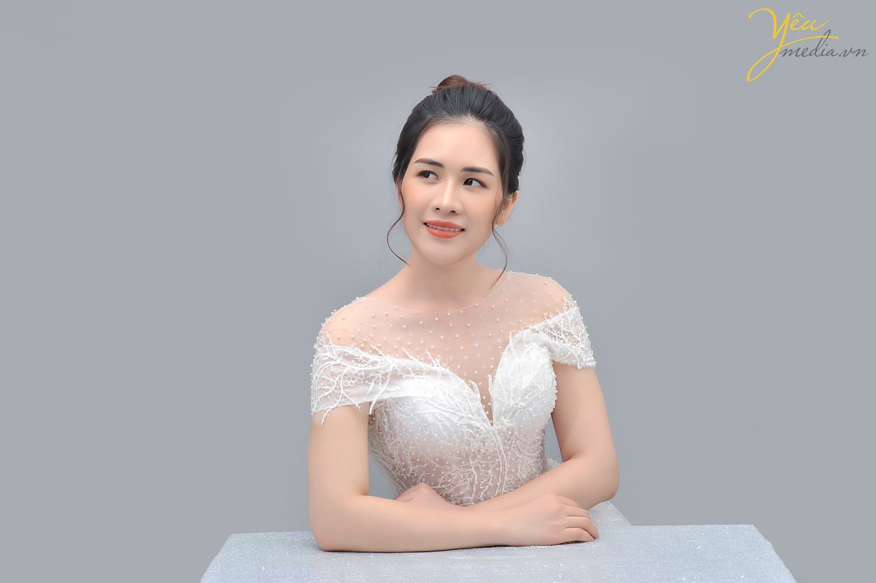 Không phải là một người mẫu chuyên nghiệp, song những nữ doanh nhân luôn có một thần thái rất riêng, do đó họ vẫn thường được các nhiếp ảnh gia chọn làm nàng thơ. Chính vì thế mà việc chọn lựa trang phục chụp ảnh nữ doanh nhân là điều hết sức quan trọng, đặc biệt khi họ nhận được khá nhiều những lời mời chụp ảnh từ hàng loạt các tạp chí danh tiếng để phỏng vấn.  Bạn đang là doanh nhân hay có hướng đi để trở thành doanh nhân thực thụ? Chắc chắn việc xây dựng hình ảnh cho chính mình rất quan trọng!  Hãy lên kế hoạch cho Thương Hiệu của chính mình. Và bước đầu tiên rất quan trọng cho điều đó: Yêu Media sẽ mang đến cho các bạn 1 cái nhìn mới mẻ và sang trọng cho cá nhân bạn trên website, hay các mạng xã hội - thông qua việc chụp hình phong cách đẳng cấp của nư doanh nhân.