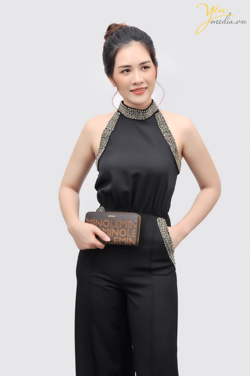 Không phải là một người mẫu chuyên nghiệp, song những nữ doanh nhân luôn có một thần thái rất riêng, do đó họ vẫn thường được các nhiếp ảnh gia chọn làm nàng thơ. Chính vì thế mà việc chọn lựa trang phục chụp ảnh nữ doanh nhân là điều hết sức quan trọng, đặc biệt khi họ nhận được khá nhiều những lời mời chụp ảnh từ hàng loạt các tạp chí danh tiếng để phỏng vấn.  Bạn đang là doanh nhân hay có hướng đi để trở thành doanh nhân thực thụ? Chắc chắn việc xây dựng hình ảnh cho chính mình rất quan trọng!  Hãy lên kế hoạch cho Thương Hiệu của chính mình. Và bước đầu tiên rất quan trọng cho điều đó: Yêu Media sẽ mang đến cho các bạn 1 cái nhìn mới mẻ và sang trọng cho cá nhân bạn trên website, hay các mạng xã hội - thông qua việc chụp hình phong cách đẳng cấp của nư doanh nhân.