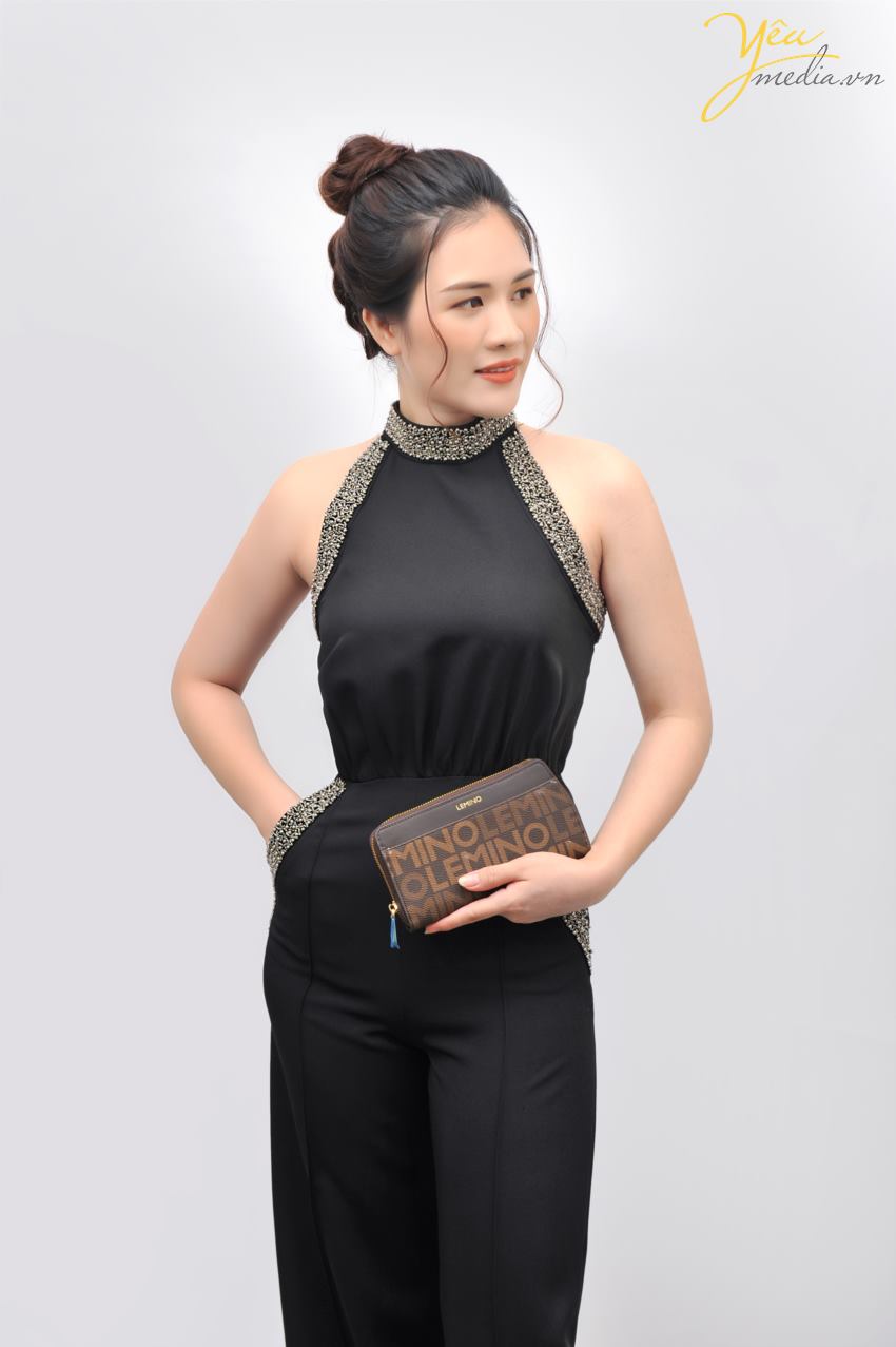 Không phải là một người mẫu chuyên nghiệp, song những nữ doanh nhân luôn có một thần thái rất riêng, do đó họ vẫn thường được các nhiếp ảnh gia chọn làm nàng thơ. Chính vì thế mà việc chọn lựa trang phục chụp ảnh nữ doanh nhân là điều hết sức quan trọng, đặc biệt khi họ nhận được khá nhiều những lời mời chụp ảnh từ hàng loạt các tạp chí danh tiếng để phỏng vấn.  Bạn đang là doanh nhân hay có hướng đi để trở thành doanh nhân thực thụ? Chắc chắn việc xây dựng hình ảnh cho chính mình rất quan trọng!  Hãy lên kế hoạch cho Thương Hiệu của chính mình. Và bước đầu tiên rất quan trọng cho điều đó: Yêu Media sẽ mang đến cho các bạn 1 cái nhìn mới mẻ và sang trọng cho cá nhân bạn trên website, hay các mạng xã hội - thông qua việc chụp hình phong cách đẳng cấp của nư doanh nhân.