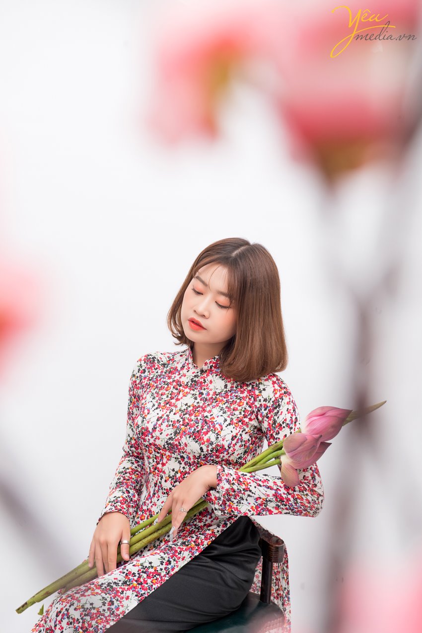 Những đóa sen được cho là phụ trợ đẹp nhất để các nàng thơ kết hợp với áo dài. Áo dài làm lên vẻ đẹp duyên dáng, thướt tha khi đi chung với đóa Sen sẽ góp phần tạo lên vẻ đẹp mà khó có trang phục nào có thể sánh bằng. Ba bạn nữ của trường đại học Hà Nội đã đến với Yêu Media trong 1 ngày mùa hè tháng 6 oi ả với mong muốn thực hiện bộ ảnh của mình cùng với những đóa sen thanh khiết.