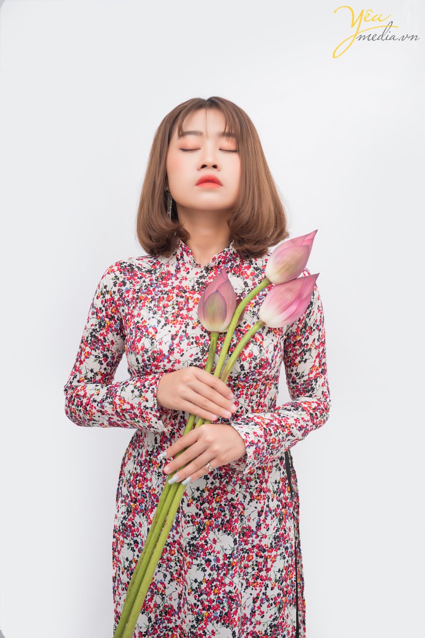 Những đóa sen được cho là phụ trợ đẹp nhất để các nàng thơ kết hợp với áo dài. Áo dài làm lên vẻ đẹp duyên dáng, thướt tha khi đi chung với đóa Sen sẽ góp phần tạo lên vẻ đẹp mà khó có trang phục nào có thể sánh bằng. Ba bạn nữ của trường đại học Hà Nội đã đến với Yêu Media trong 1 ngày mùa hè tháng 6 oi ả với mong muốn thực hiện bộ ảnh của mình cùng với những đóa sen thanh khiết.