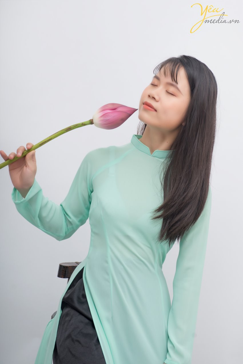 Những đóa sen được cho là phụ trợ đẹp nhất để các nàng thơ kết hợp với áo dài. Áo dài làm lên vẻ đẹp duyên dáng, thướt tha khi đi chung với đóa Sen sẽ góp phần tạo lên vẻ đẹp mà khó có trang phục nào có thể sánh bằng. Ba bạn nữ của trường đại học Hà Nội đã đến với Yêu Media trong 1 ngày mùa hè tháng 6 oi ả với mong muốn thực hiện bộ ảnh của mình cùng với những đóa sen thanh khiết.