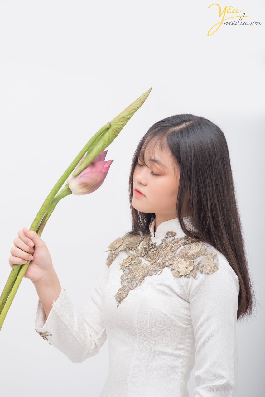 Những đóa sen được cho là phụ trợ đẹp nhất để các nàng thơ kết hợp với áo dài. Áo dài làm lên vẻ đẹp duyên dáng, thướt tha khi đi chung với đóa Sen sẽ góp phần tạo lên vẻ đẹp mà khó có trang phục nào có thể sánh bằng. Ba bạn nữ của trường đại học Hà Nội đã đến với Yêu Media trong 1 ngày mùa hè tháng 6 oi ả với mong muốn thực hiện bộ ảnh của mình cùng với những đóa sen thanh khiết.