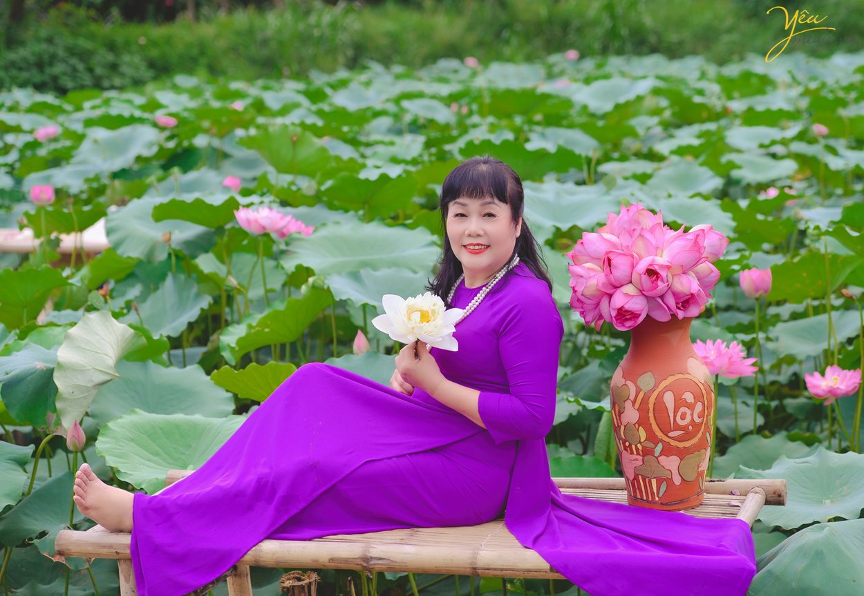 Chụp ảnh với sen có rất nhiều trang phục như áo dài, áo tứ thân, áo yếm, bà ba… Mỗi bức hình sẽ mang một vẻ đẹp riêng, đậm nét đặc trưng của những người phụ nữ Việt Nam.
