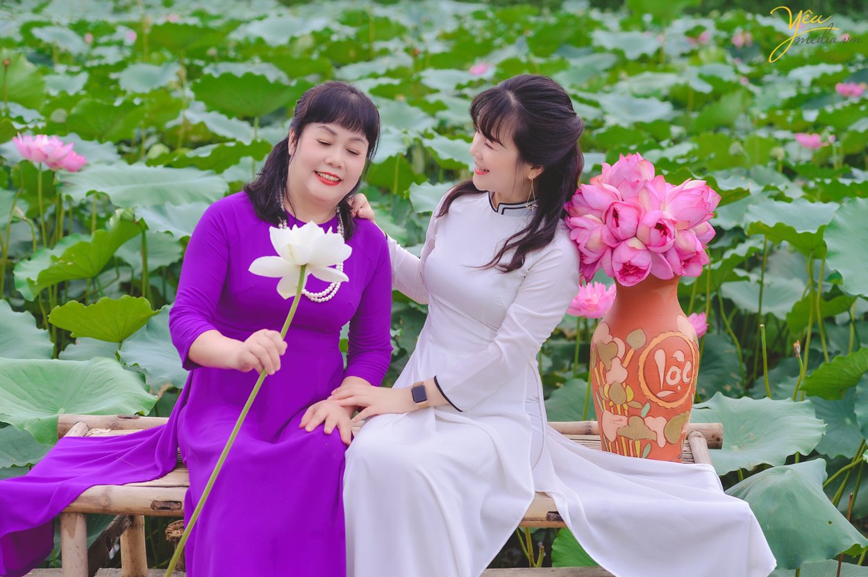 Chụp ảnh với sen có rất nhiều trang phục như áo dài, áo tứ thân, áo yếm, bà ba… Mỗi bức hình sẽ mang một vẻ đẹp riêng, đậm nét đặc trưng của những người phụ nữ Việt Nam.