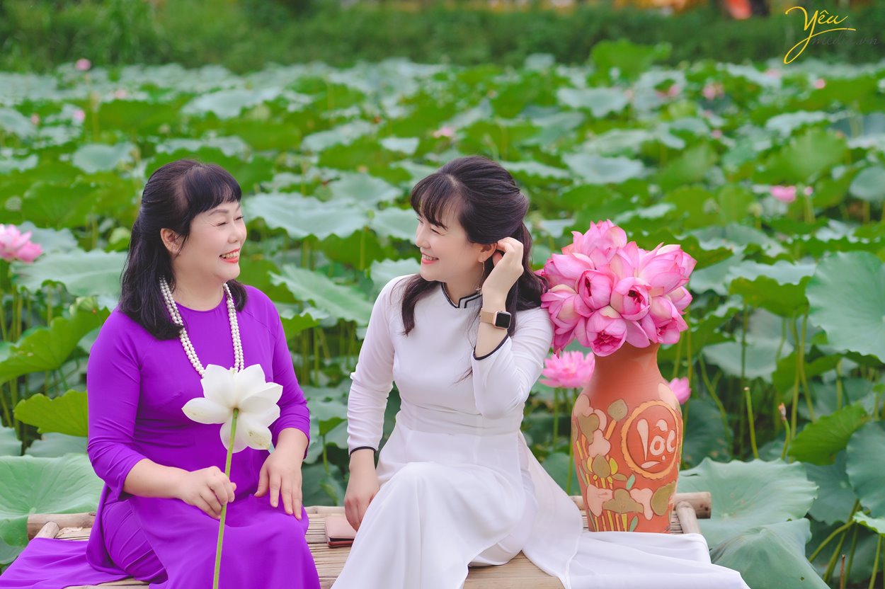 Chụp ảnh với sen có rất nhiều trang phục như áo dài, áo tứ thân, áo yếm, bà ba… Mỗi bức hình sẽ mang một vẻ đẹp riêng, đậm nét đặc trưng của những người phụ nữ Việt Nam.