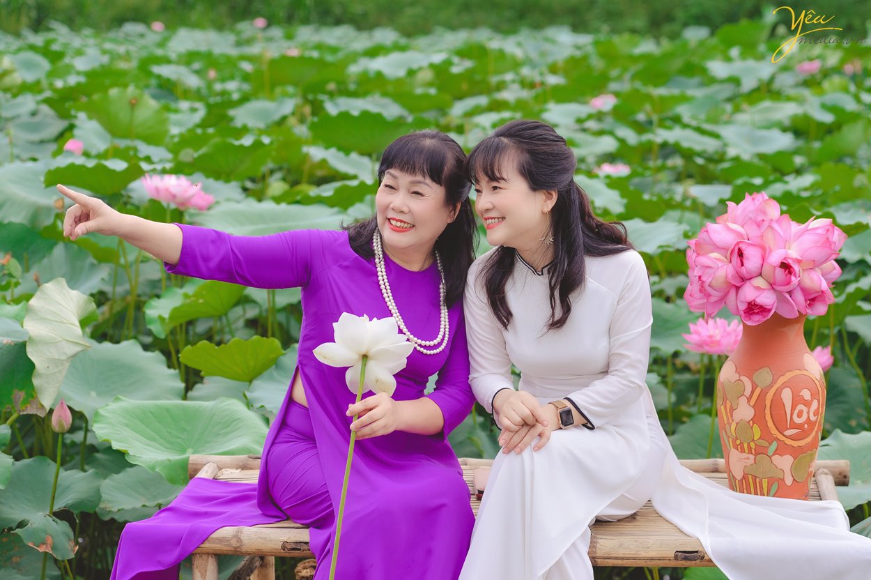 Chụp ảnh với sen có rất nhiều trang phục như áo dài, áo tứ thân, áo yếm, bà ba… Mỗi bức hình sẽ mang một vẻ đẹp riêng, đậm nét đặc trưng của những người phụ nữ Việt Nam.