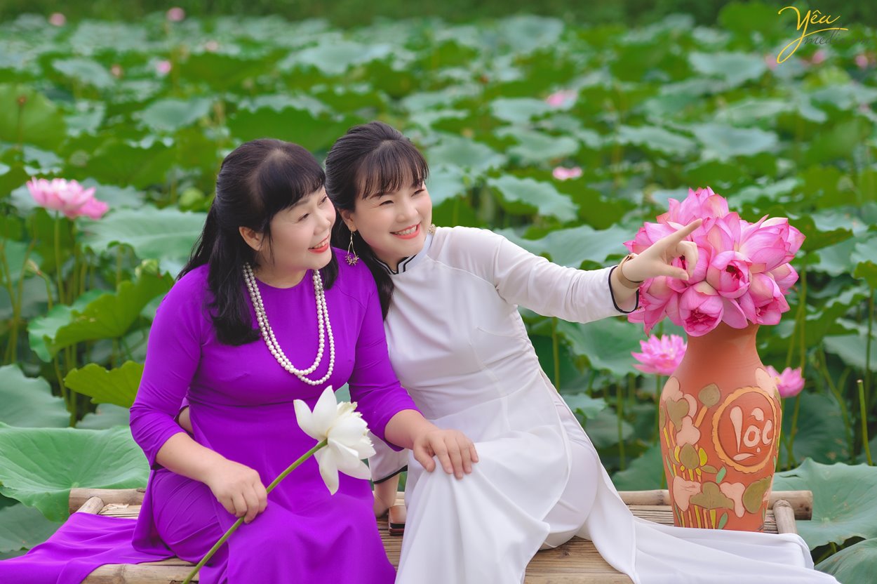 Chụp ảnh với sen có rất nhiều trang phục như áo dài, áo tứ thân, áo yếm, bà ba… Mỗi bức hình sẽ mang một vẻ đẹp riêng, đậm nét đặc trưng của những người phụ nữ Việt Nam.