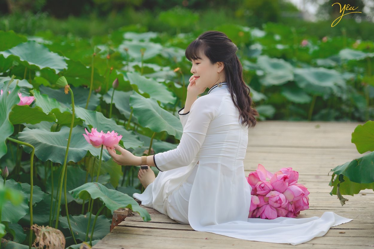 Chụp ảnh với sen có rất nhiều trang phục như áo dài, áo tứ thân, áo yếm, bà ba… Mỗi bức hình sẽ mang một vẻ đẹp riêng, đậm nét đặc trưng của những người phụ nữ Việt Nam.