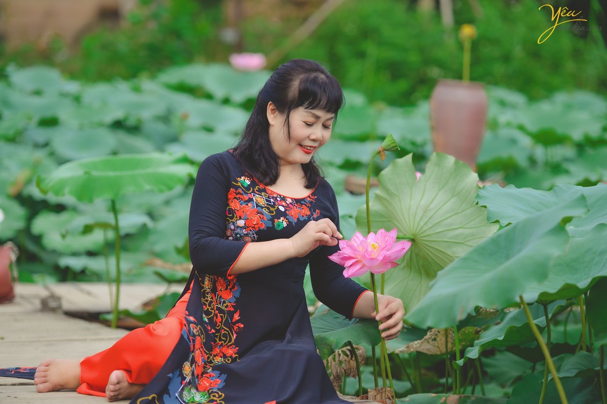 Chụp ảnh với sen có rất nhiều trang phục như áo dài, áo tứ thân, áo yếm, bà ba… Mỗi bức hình sẽ mang một vẻ đẹp riêng, đậm nét đặc trưng của những người phụ nữ Việt Nam.