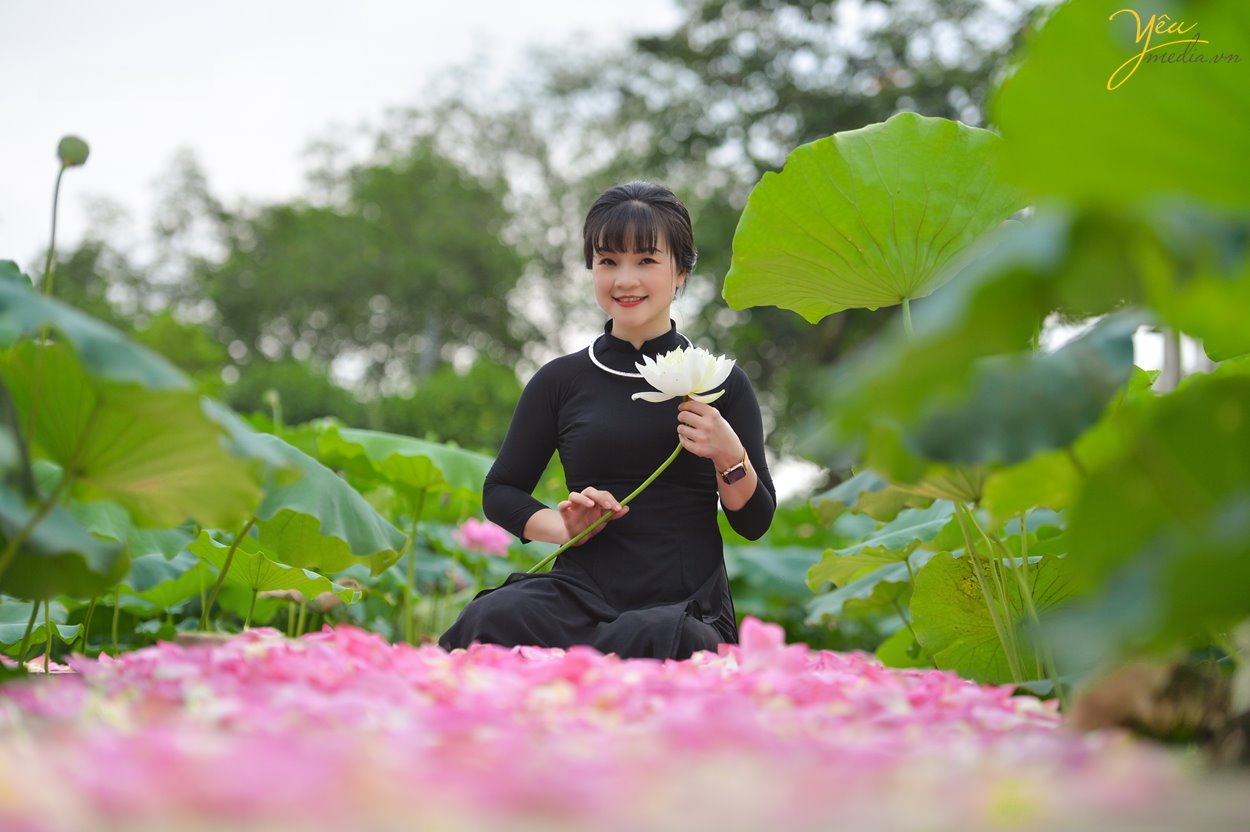 Chụp ảnh với sen có rất nhiều trang phục như áo dài, áo tứ thân, áo yếm, bà ba… Mỗi bức hình sẽ mang một vẻ đẹp riêng, đậm nét đặc trưng của những người phụ nữ Việt Nam.