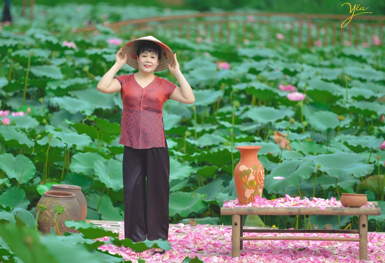 Chụp ảnh với sen có rất nhiều trang phục như áo dài, áo tứ thân, áo yếm, bà ba… Mỗi bức hình sẽ mang một vẻ đẹp riêng, đậm nét đặc trưng của những người phụ nữ Việt Nam.