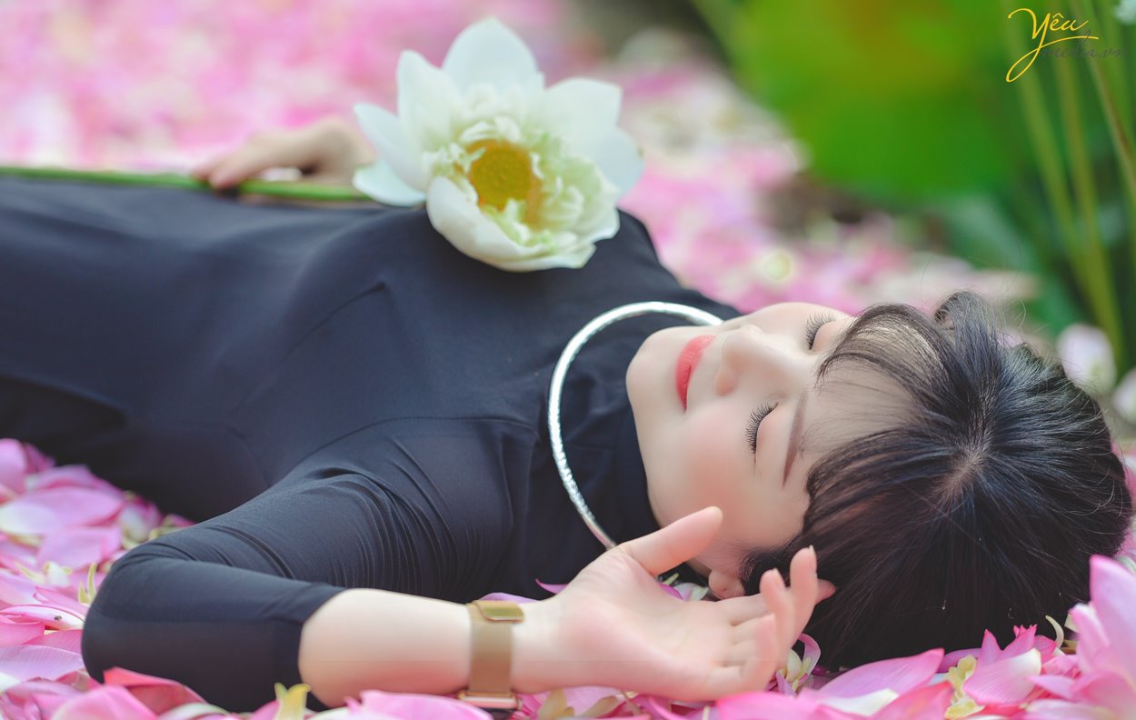 Chụp ảnh với sen có rất nhiều trang phục như áo dài, áo tứ thân, áo yếm, bà ba… Mỗi bức hình sẽ mang một vẻ đẹp riêng, đậm nét đặc trưng của những người phụ nữ Việt Nam.