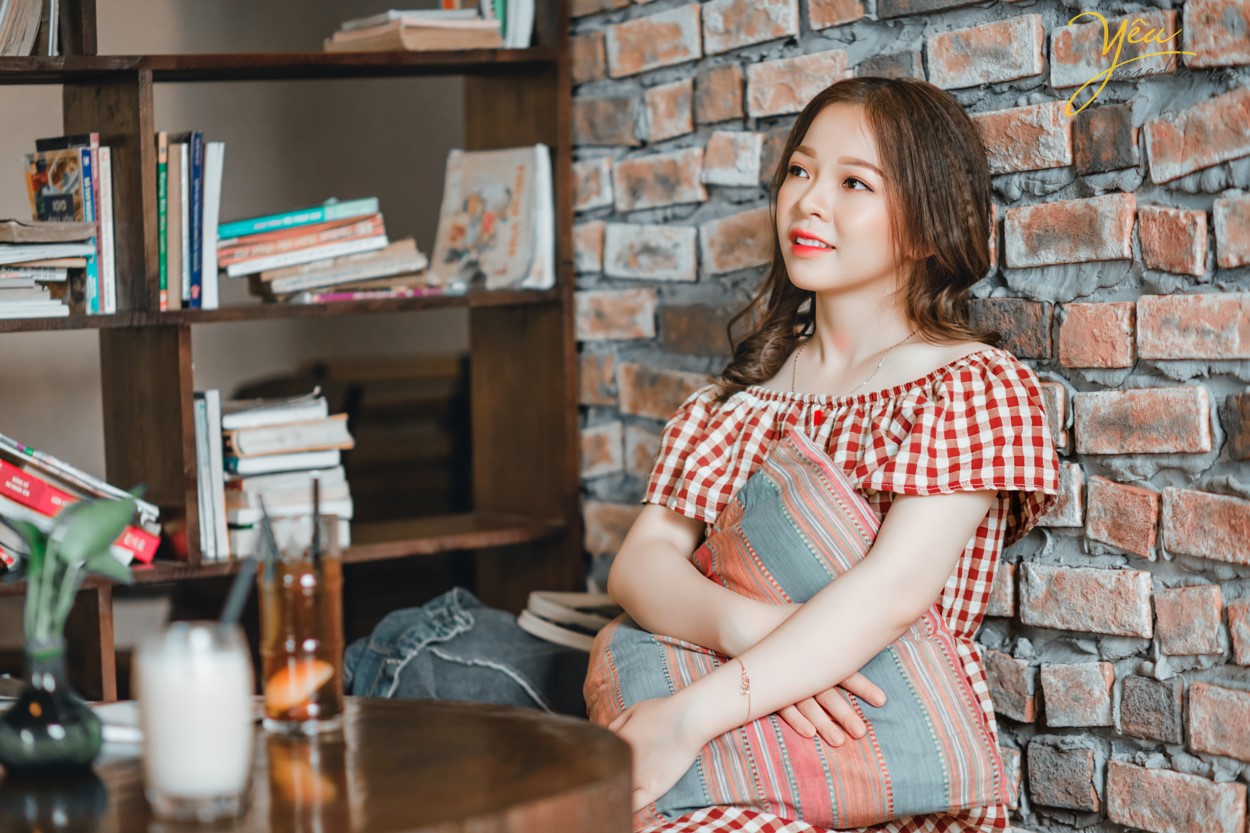 Đi cà phê, ngoài chuyện để uống miếng nước ăn miếng bánh hay trò chuyện cùng bè bạn thì một trong những hoạt động được giới trẻ yêu thích chính là chụp vài con ảnh để còn check-in trên Instagram. Hiểu được điều này nên nhiều hàng quán, địa điểm ngày càng chú trọng hơn trong việc đầu tư cho không gian, giúp công cuộc sống ảo của các "thượng đế" được nâng lên một tầm cao mới. Đối với các tín đồ sống ảo thì các quán cafe chính là địa điểm hoàn hảo nhất để chụp ảnh được nhiều bạn trẻ lựa chọn. Tuy nhiên, ở Hà Nội lại có cả trăm ngàn quán cafe khác nhau cho bạn lựa. Để tìm được một địa điểm đẹp, một góc chụp ảnh "chất", hai người bạn thân An An và Ruby Phan đã tìm dến Yêu Media để được tư vấn từ makeup, làm tóc, trang phục, stylist, chụp ảnh và cả màu sắc cho bộ ảnh - làm sao gây ấn tượng nhất.