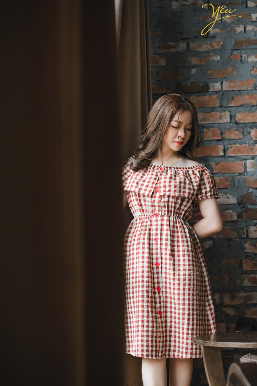 Đi cà phê, ngoài chuyện để uống miếng nước ăn miếng bánh hay trò chuyện cùng bè bạn thì một trong những hoạt động được giới trẻ yêu thích chính là chụp vài con ảnh để còn check-in trên Instagram. Hiểu được điều này nên nhiều hàng quán, địa điểm ngày càng chú trọng hơn trong việc đầu tư cho không gian, giúp công cuộc sống ảo của các "thượng đế" được nâng lên một tầm cao mới. Đối với các tín đồ sống ảo thì các quán cafe chính là địa điểm hoàn hảo nhất để chụp ảnh được nhiều bạn trẻ lựa chọn. Tuy nhiên, ở Hà Nội lại có cả trăm ngàn quán cafe khác nhau cho bạn lựa. Để tìm được một địa điểm đẹp, một góc chụp ảnh "chất", hai người bạn thân An An và Ruby Phan đã tìm dến Yêu Media để được tư vấn từ makeup, làm tóc, trang phục, stylist, chụp ảnh và cả màu sắc cho bộ ảnh - làm sao gây ấn tượng nhất.