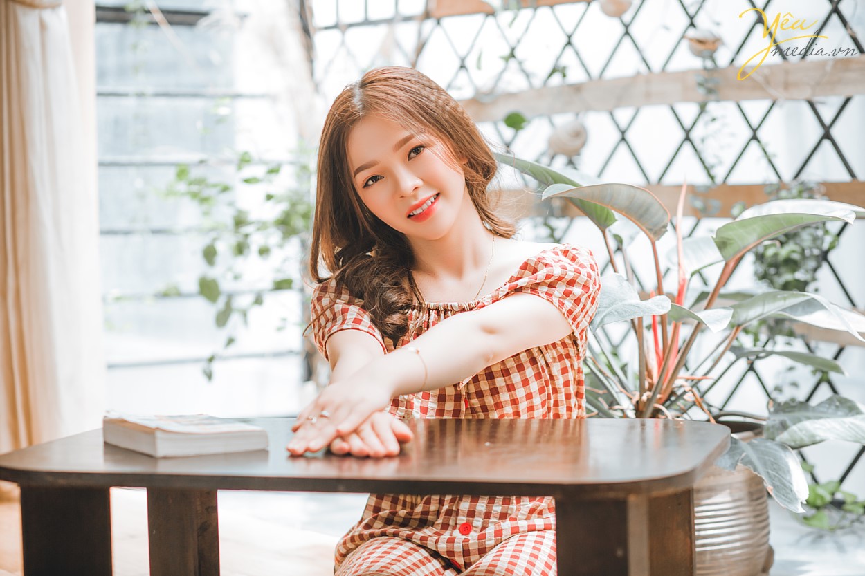 Đi cà phê, ngoài chuyện để uống miếng nước ăn miếng bánh hay trò chuyện cùng bè bạn thì một trong những hoạt động được giới trẻ yêu thích chính là chụp vài con ảnh để còn check-in trên Instagram. Hiểu được điều này nên nhiều hàng quán, địa điểm ngày càng chú trọng hơn trong việc đầu tư cho không gian, giúp công cuộc sống ảo của các "thượng đế" được nâng lên một tầm cao mới. Đối với các tín đồ sống ảo thì các quán cafe chính là địa điểm hoàn hảo nhất để chụp ảnh được nhiều bạn trẻ lựa chọn. Tuy nhiên, ở Hà Nội lại có cả trăm ngàn quán cafe khác nhau cho bạn lựa. Để tìm được một địa điểm đẹp, một góc chụp ảnh "chất", hai người bạn thân An An và Ruby Phan đã tìm dến Yêu Media để được tư vấn từ makeup, làm tóc, trang phục, stylist, chụp ảnh và cả màu sắc cho bộ ảnh - làm sao gây ấn tượng nhất.