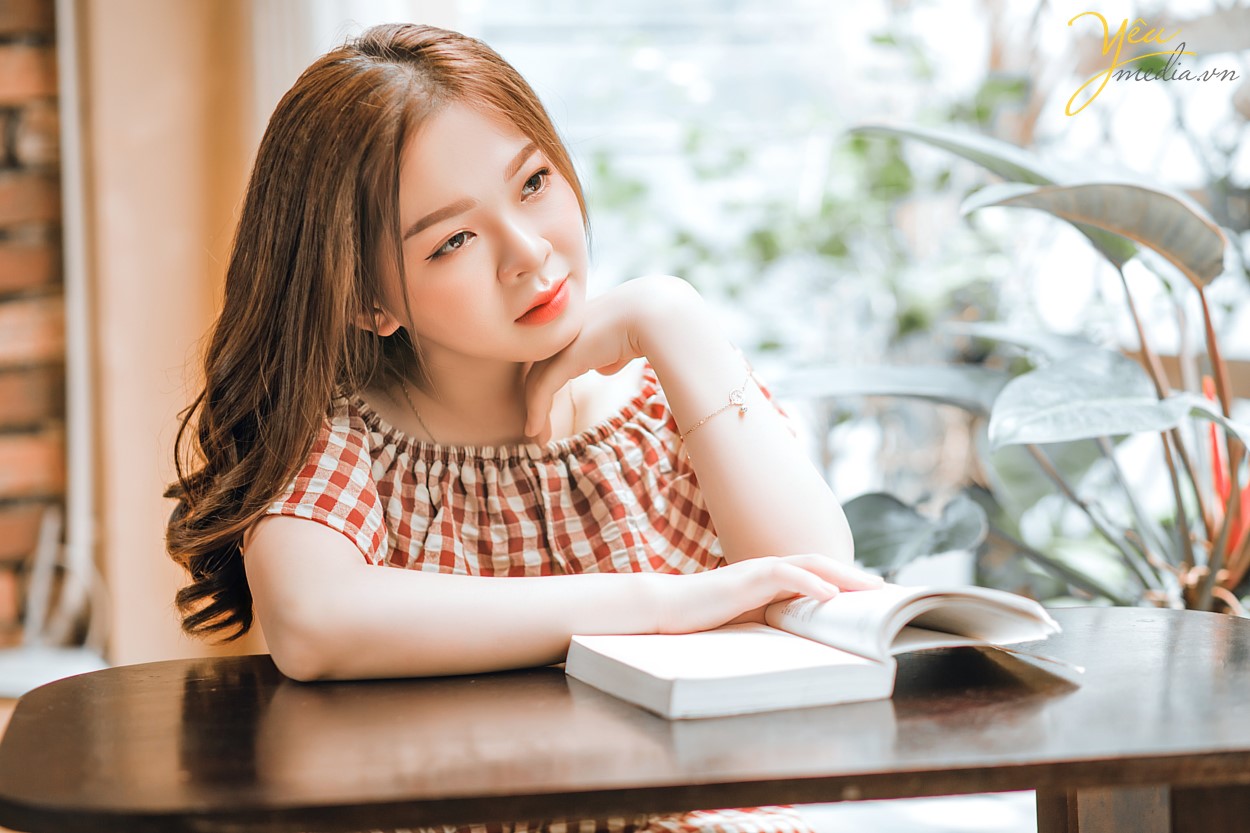 Đi cà phê, ngoài chuyện để uống miếng nước ăn miếng bánh hay trò chuyện cùng bè bạn thì một trong những hoạt động được giới trẻ yêu thích chính là chụp vài con ảnh để còn check-in trên Instagram. Hiểu được điều này nên nhiều hàng quán, địa điểm ngày càng chú trọng hơn trong việc đầu tư cho không gian, giúp công cuộc sống ảo của các "thượng đế" được nâng lên một tầm cao mới. Đối với các tín đồ sống ảo thì các quán cafe chính là địa điểm hoàn hảo nhất để chụp ảnh được nhiều bạn trẻ lựa chọn. Tuy nhiên, ở Hà Nội lại có cả trăm ngàn quán cafe khác nhau cho bạn lựa. Để tìm được một địa điểm đẹp, một góc chụp ảnh "chất", hai người bạn thân An An và Ruby Phan đã tìm dến Yêu Media để được tư vấn từ makeup, làm tóc, trang phục, stylist, chụp ảnh và cả màu sắc cho bộ ảnh - làm sao gây ấn tượng nhất.