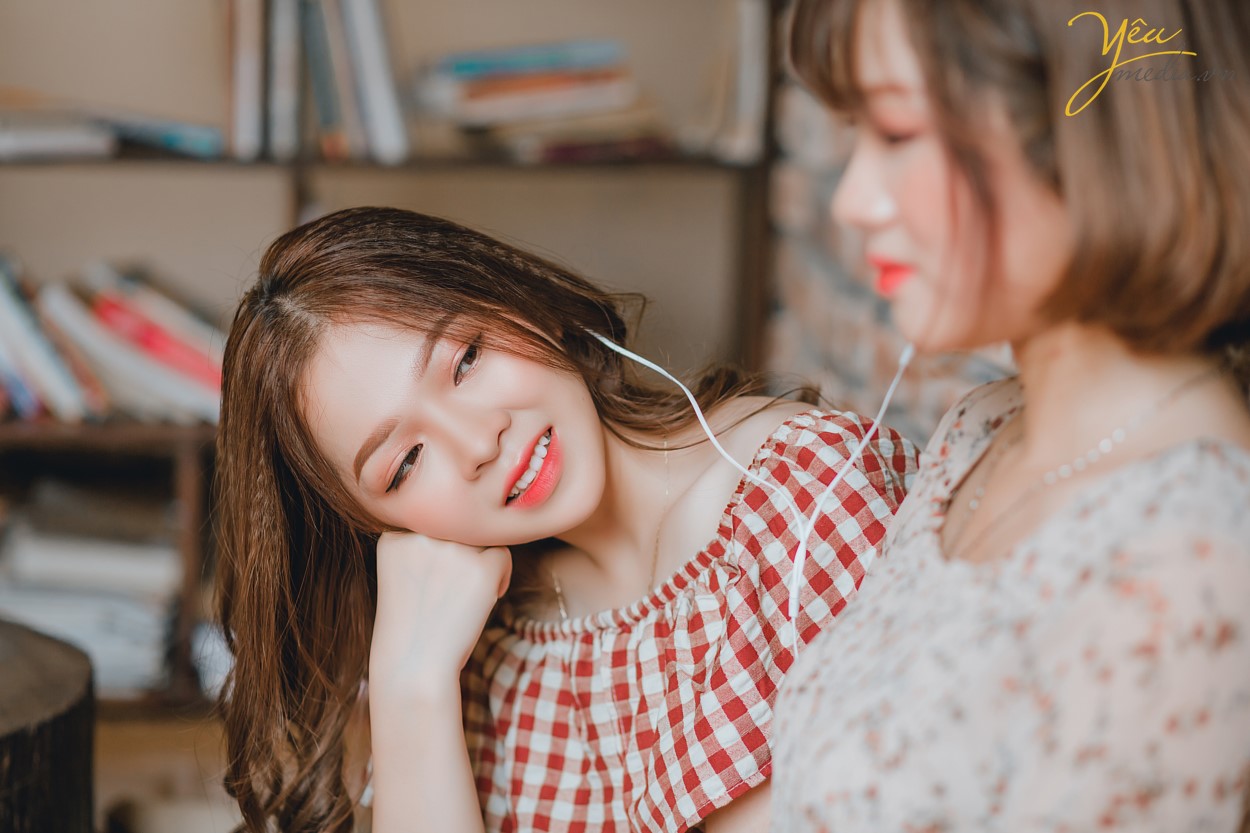 Đi cà phê, ngoài chuyện để uống miếng nước ăn miếng bánh hay trò chuyện cùng bè bạn thì một trong những hoạt động được giới trẻ yêu thích chính là chụp vài con ảnh để còn check-in trên Instagram. Hiểu được điều này nên nhiều hàng quán, địa điểm ngày càng chú trọng hơn trong việc đầu tư cho không gian, giúp công cuộc sống ảo của các "thượng đế" được nâng lên một tầm cao mới. Đối với các tín đồ sống ảo thì các quán cafe chính là địa điểm hoàn hảo nhất để chụp ảnh được nhiều bạn trẻ lựa chọn. Tuy nhiên, ở Hà Nội lại có cả trăm ngàn quán cafe khác nhau cho bạn lựa. Để tìm được một địa điểm đẹp, một góc chụp ảnh "chất", hai người bạn thân An An và Ruby Phan đã tìm dến Yêu Media để được tư vấn từ makeup, làm tóc, trang phục, stylist, chụp ảnh và cả màu sắc cho bộ ảnh - làm sao gây ấn tượng nhất.