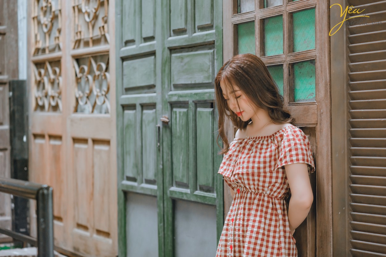 Đi cà phê, ngoài chuyện để uống miếng nước ăn miếng bánh hay trò chuyện cùng bè bạn thì một trong những hoạt động được giới trẻ yêu thích chính là chụp vài con ảnh để còn check-in trên Instagram. Hiểu được điều này nên nhiều hàng quán, địa điểm ngày càng chú trọng hơn trong việc đầu tư cho không gian, giúp công cuộc sống ảo của các "thượng đế" được nâng lên một tầm cao mới. Đối với các tín đồ sống ảo thì các quán cafe chính là địa điểm hoàn hảo nhất để chụp ảnh được nhiều bạn trẻ lựa chọn. Tuy nhiên, ở Hà Nội lại có cả trăm ngàn quán cafe khác nhau cho bạn lựa. Để tìm được một địa điểm đẹp, một góc chụp ảnh "chất", hai người bạn thân An An và Ruby Phan đã tìm dến Yêu Media để được tư vấn từ makeup, làm tóc, trang phục, stylist, chụp ảnh và cả màu sắc cho bộ ảnh - làm sao gây ấn tượng nhất.