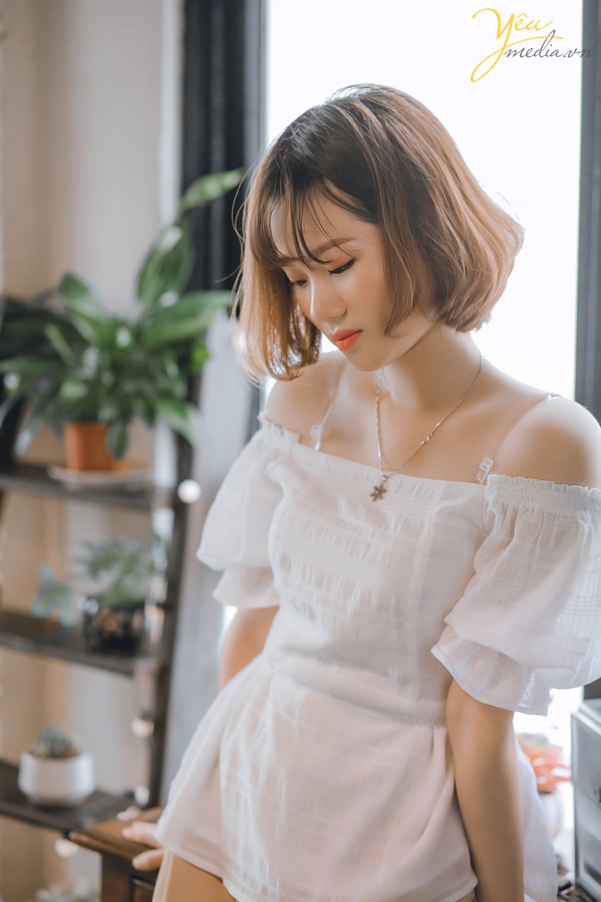 Đi cà phê, ngoài chuyện để uống miếng nước ăn miếng bánh hay trò chuyện cùng bè bạn thì một trong những hoạt động được giới trẻ yêu thích chính là chụp vài con ảnh để còn check-in trên Instagram. Hiểu được điều này nên nhiều hàng quán, địa điểm ngày càng chú trọng hơn trong việc đầu tư cho không gian, giúp công cuộc sống ảo của các "thượng đế" được nâng lên một tầm cao mới. Đối với các tín đồ sống ảo thì các quán cafe chính là địa điểm hoàn hảo nhất để chụp ảnh được nhiều bạn trẻ lựa chọn. Tuy nhiên, ở Hà Nội lại có cả trăm ngàn quán cafe khác nhau cho bạn lựa. Để tìm được một địa điểm đẹp, một góc chụp ảnh "chất", hai người bạn thân An An và Ruby Phan đã tìm dến Yêu Media để được tư vấn từ makeup, làm tóc, trang phục, stylist, chụp ảnh và cả màu sắc cho bộ ảnh - làm sao gây ấn tượng nhất.