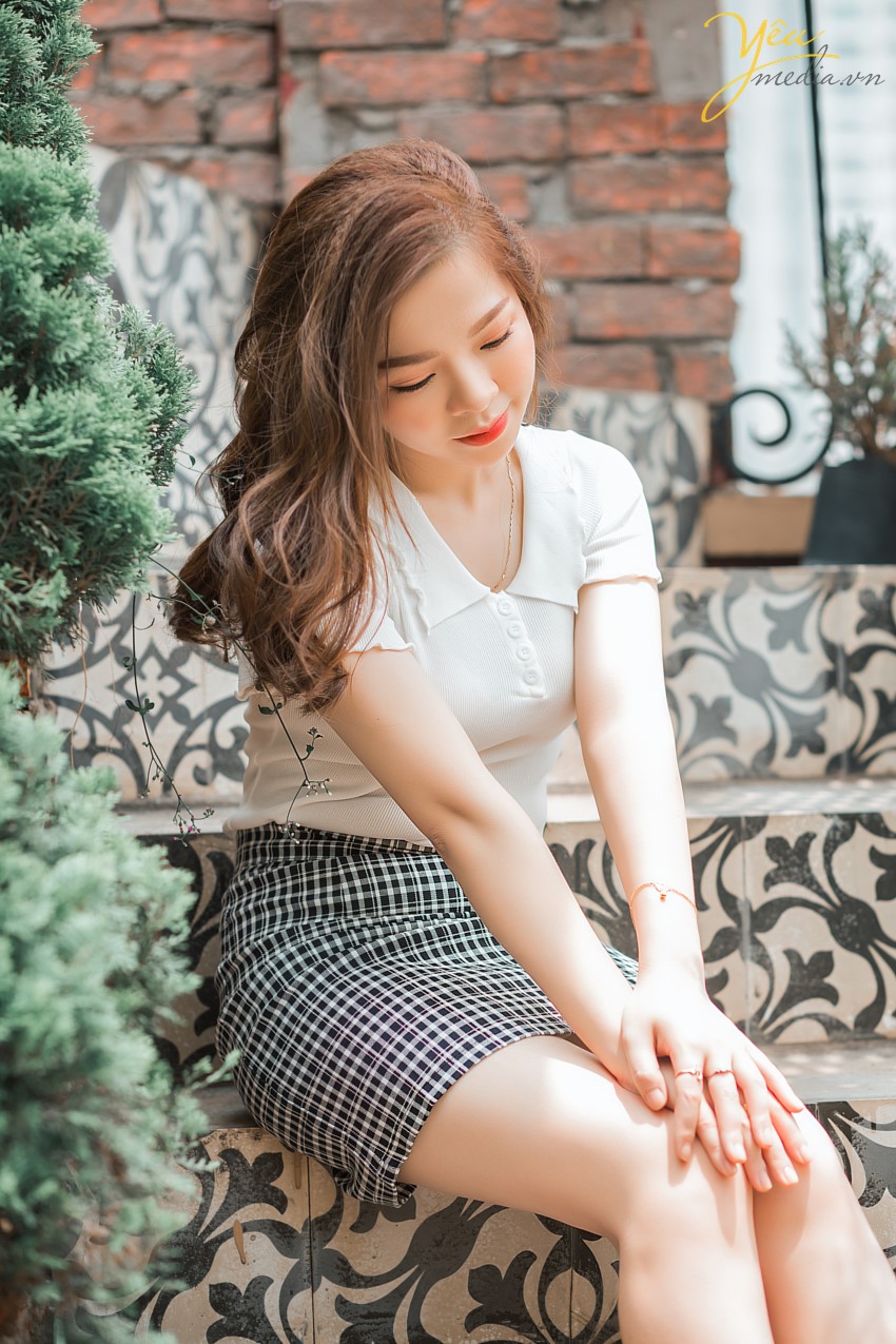 Đi cà phê, ngoài chuyện để uống miếng nước ăn miếng bánh hay trò chuyện cùng bè bạn thì một trong những hoạt động được giới trẻ yêu thích chính là chụp vài con ảnh để còn check-in trên Instagram. Hiểu được điều này nên nhiều hàng quán, địa điểm ngày càng chú trọng hơn trong việc đầu tư cho không gian, giúp công cuộc sống ảo của các "thượng đế" được nâng lên một tầm cao mới. Đối với các tín đồ sống ảo thì các quán cafe chính là địa điểm hoàn hảo nhất để chụp ảnh được nhiều bạn trẻ lựa chọn. Tuy nhiên, ở Hà Nội lại có cả trăm ngàn quán cafe khác nhau cho bạn lựa. Để tìm được một địa điểm đẹp, một góc chụp ảnh "chất", hai người bạn thân An An và Ruby Phan đã tìm dến Yêu Media để được tư vấn từ makeup, làm tóc, trang phục, stylist, chụp ảnh và cả màu sắc cho bộ ảnh - làm sao gây ấn tượng nhất.