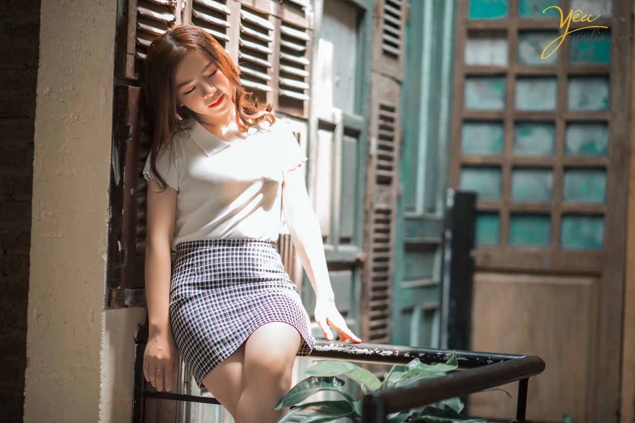 Đi cà phê, ngoài chuyện để uống miếng nước ăn miếng bánh hay trò chuyện cùng bè bạn thì một trong những hoạt động được giới trẻ yêu thích chính là chụp vài con ảnh để còn check-in trên Instagram. Hiểu được điều này nên nhiều hàng quán, địa điểm ngày càng chú trọng hơn trong việc đầu tư cho không gian, giúp công cuộc sống ảo của các "thượng đế" được nâng lên một tầm cao mới. Đối với các tín đồ sống ảo thì các quán cafe chính là địa điểm hoàn hảo nhất để chụp ảnh được nhiều bạn trẻ lựa chọn. Tuy nhiên, ở Hà Nội lại có cả trăm ngàn quán cafe khác nhau cho bạn lựa. Để tìm được một địa điểm đẹp, một góc chụp ảnh "chất", hai người bạn thân An An và Ruby Phan đã tìm dến Yêu Media để được tư vấn từ makeup, làm tóc, trang phục, stylist, chụp ảnh và cả màu sắc cho bộ ảnh - làm sao gây ấn tượng nhất.